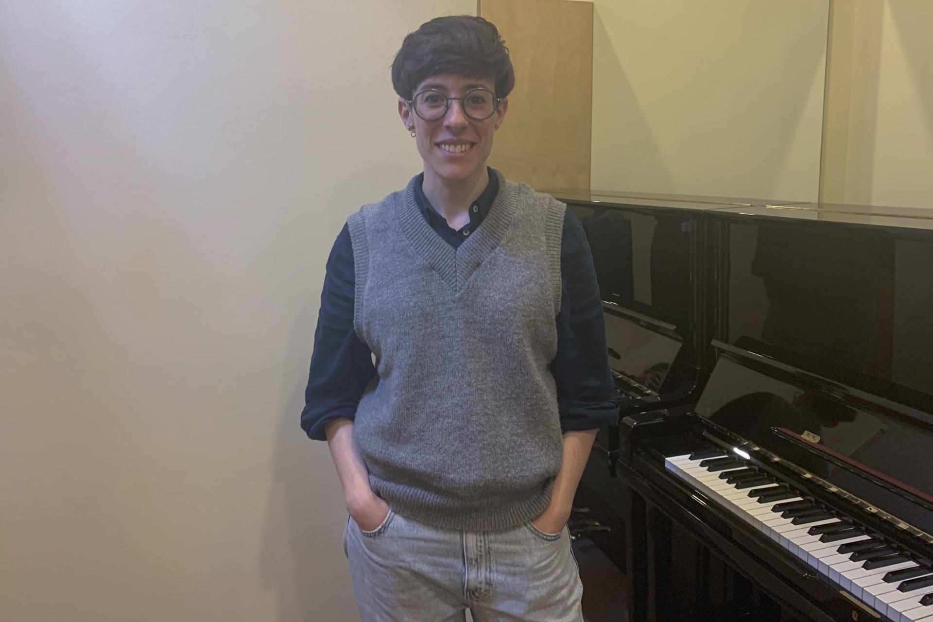 Irene Delgado-Jiménez, que mañana se convertirá en la primera española en dirigir en el Musikverein de Viena, confía en que muy pronto se venza la "reticencia al cambio" que ha impedido hasta ahora que una mujer dirija el Concierto de Año Nuevo que se celebra cada 1 de enero en esta prestigiosa sala. EFE/ Olatz Castrillo