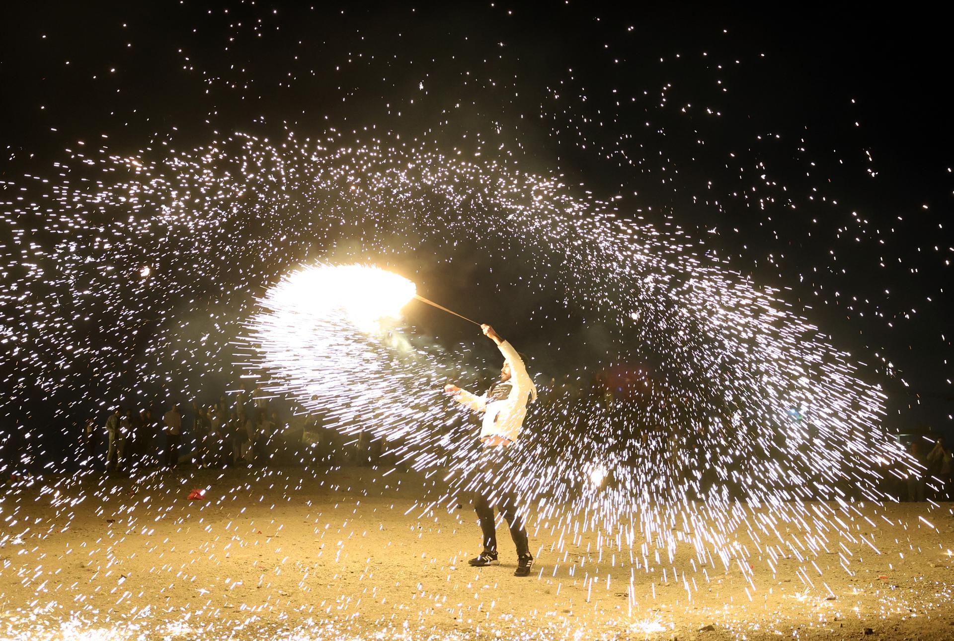 Un hombre iraní participa en una fiesta tradicional de fuego llamada 'Charshanbeh Suri' en Teherán, Irán, 18 de marzo de 2025. El festival se celebra anualmente en la víspera del último miércoles antes del Año Nuevo persa (Nowruz), que comienza el 20 de marzo de este año, marcando también el inicio de la primavera. Nowruz, que se ha celebrado durante al menos tres mil años, es la celebración más venerada en el Gran mundo persa, que incluye los países de Irán, Afganistán, Azerbaiyán, Turquía y partes del oeste de China y el norte de Irak. (Afganistán, Azerbaiyán, Turquía, Teherán) EFE/EPA/ABEDIN TAHERKENAREH