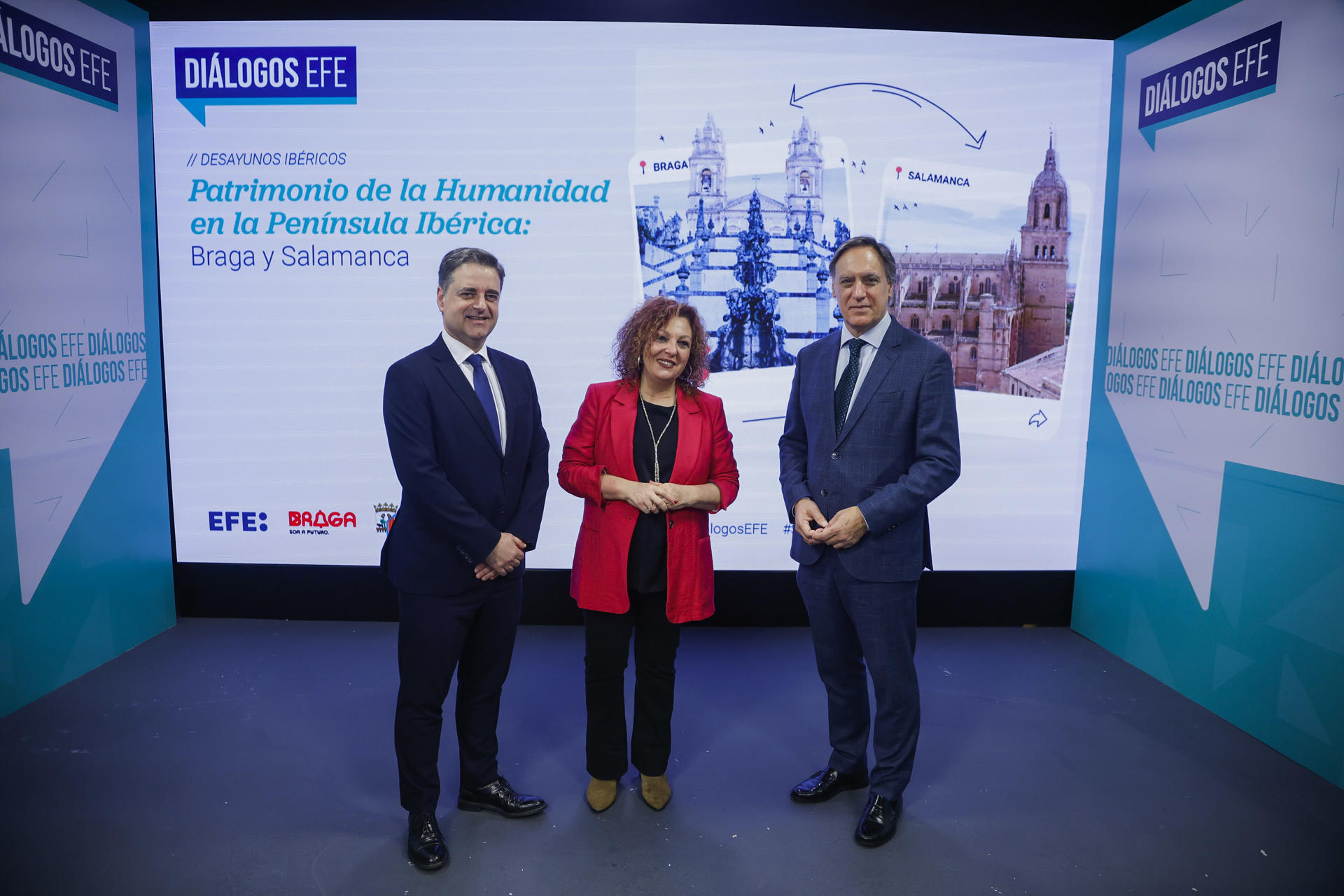 El alcalde de Salamanca, Carlos García Carbayo (d), el presidente de la Cámara Municipal de Braga, Ricardo Rio (i), posan junto a la periodista de la Agencia EFE, Mar Marín (c), al inicio del debate de Diálogos EFE "Patrimonio de la Humanidad en la Península Ibérica: Braga y Salamanca" en la sede de la Agencia EFE en Madrid. EFE/David Fernández