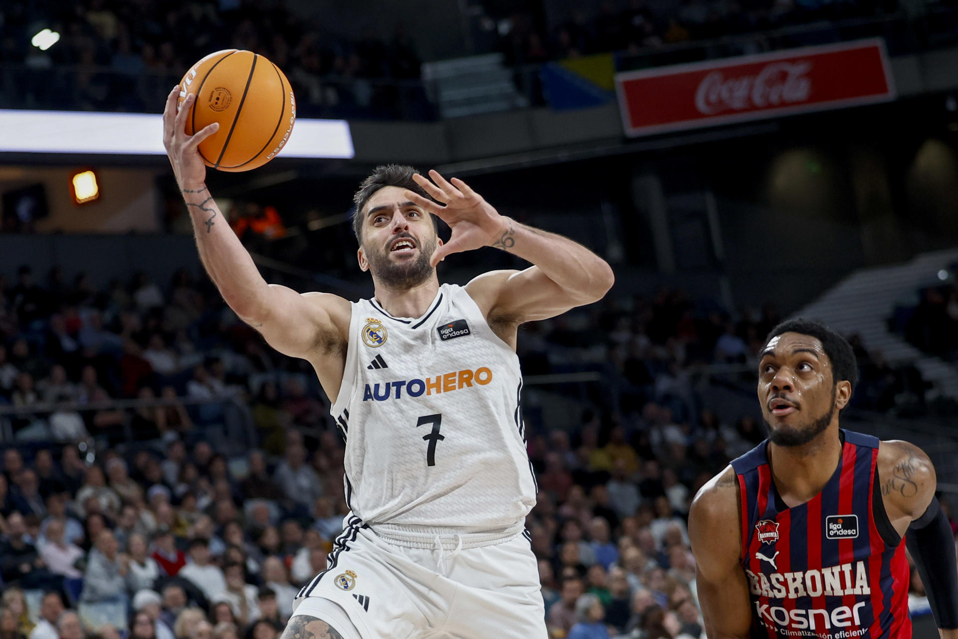 El base argentino del Real Madrid Facuando Campazzo entra a canasta durante el encuentro correspondiente a la fase regular de la Liga Endesa que disputaron Baskonia y Real Madrid en el pabellón Movistar Arena de Madrid. EFE / Daniel González.