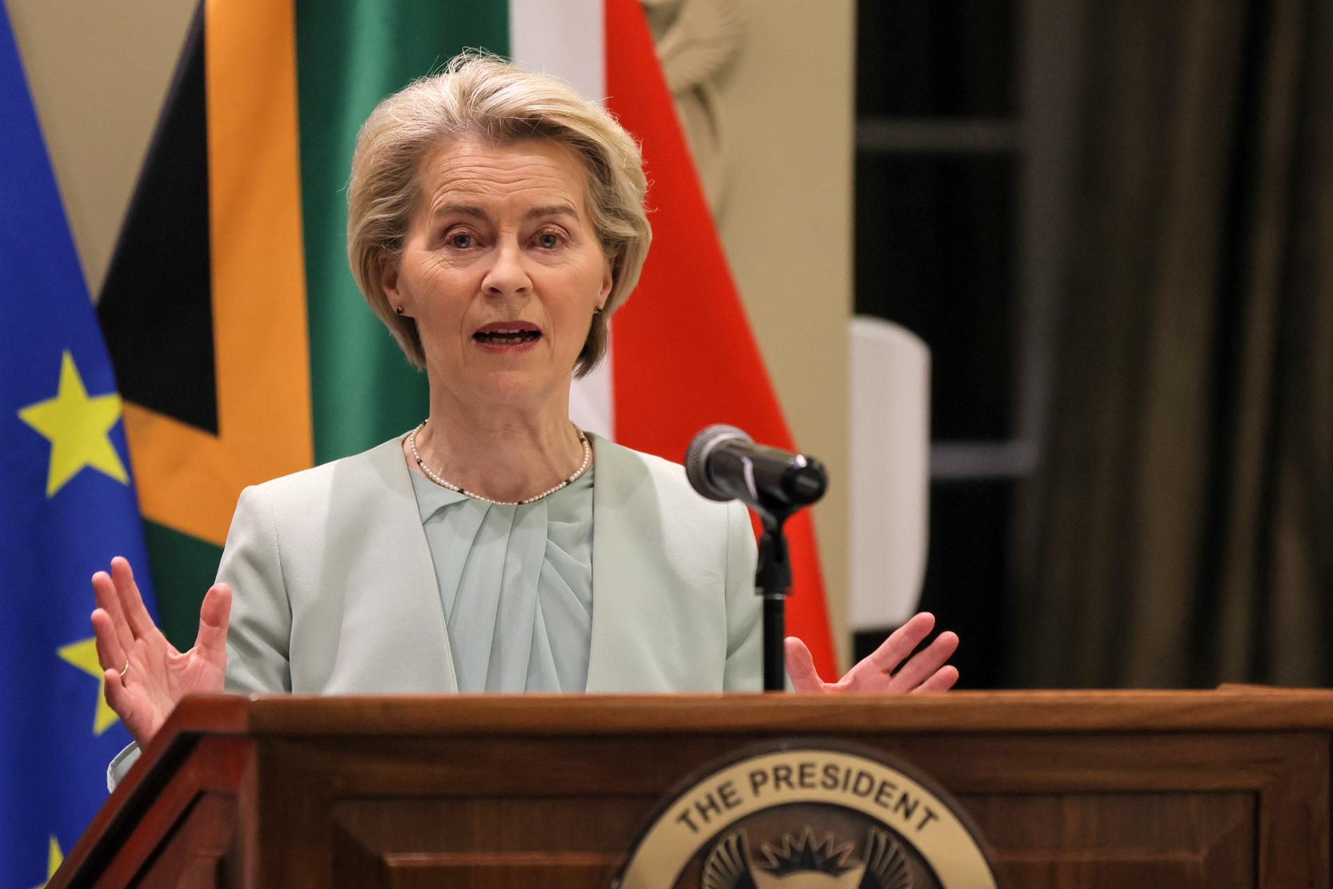La Presidenta de la Comisión Europea, Ursula von der Leyen, se dirige a los medios tras la 8ª Cumbre de Sudáfrica-Unión Europea (SA-UE) en Ciudad del Cabo, Sudáfrica, el 13 de marzo de 2025. (Sudáfrica) EFE/EPA/HALDEN KROG