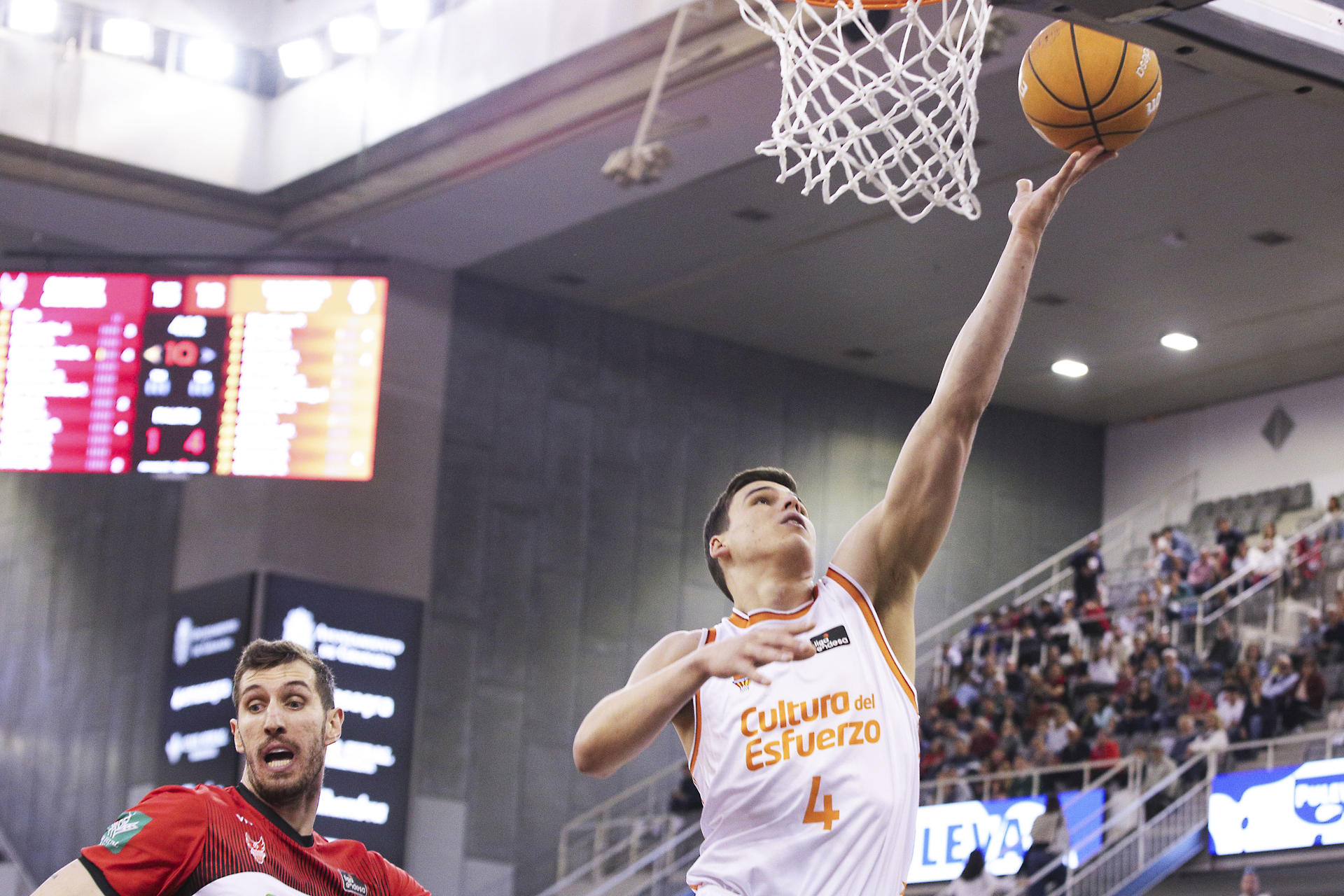 Pradilla (d), del Valencia Basket, entra a canasta durante el partido de la jornada 25 de la Liga Endesa disputado este domingo en el Palacio Municipal de Deportes de Granada. EFE/Pepe Torres