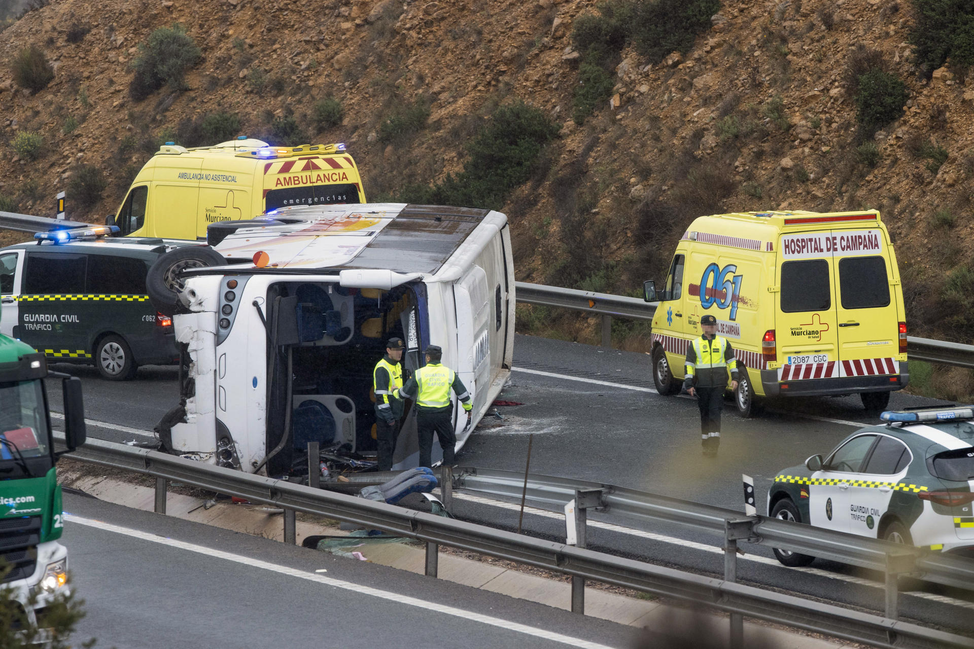 Al menos seis personas han resultado heridas este martes en el vuelco de un autobús con viajeros del Imserso en la autovía A-7 en sentido Alicante, a la altura de la salida de la pedanía murciana de Cabezo de Torres, según el primer balance del Centro de Coordinación de Emergencias. EFE/Marcial Guillén