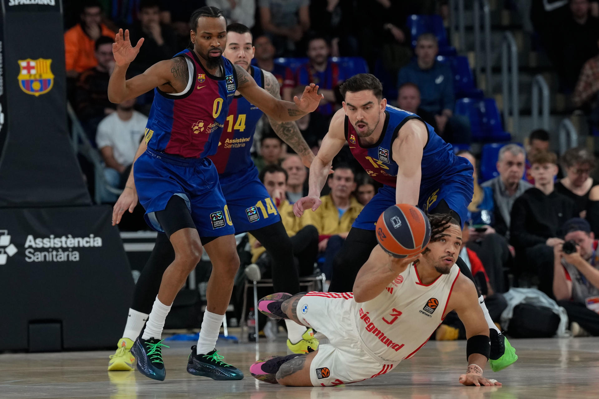 El base del Bayern Carsen Edwards (d) lucha con el checo Thomas Satoransky (d-detrás), del Barça, durante el partido de la jornada 31 de la EuroLiga que Barça y Bayern de Múnich disputaron en el Palau Blaugrana. EFE/Alejandro García