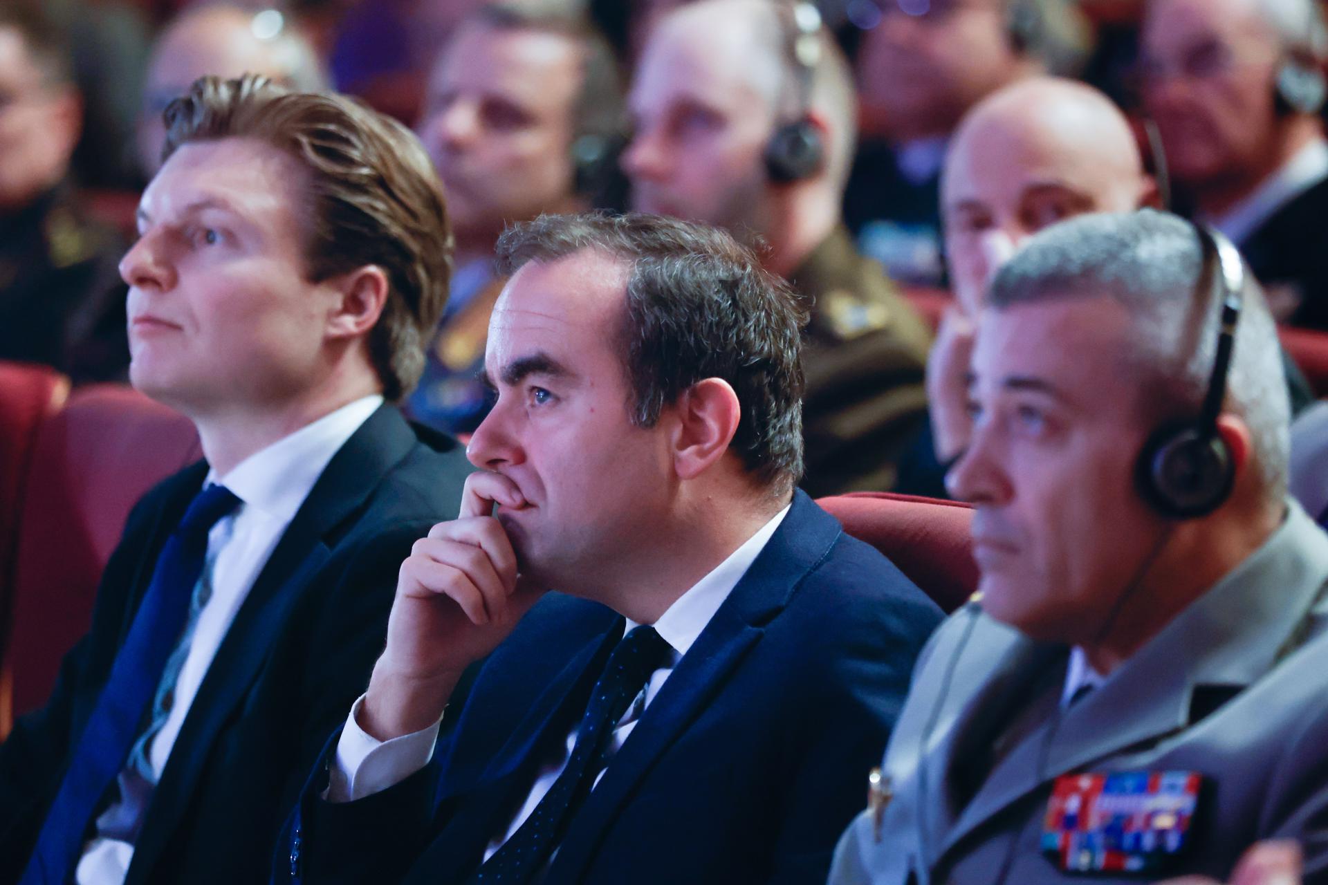 El ministro de Defensa francés, Sebastien Lecornu (C), y el ministro de Defensa holandés, Ruben Brekelmans (I), asisten a la inauguración del Foro de Defensa y Estrategia de París en la Ecole Militaire de París, Francia, el 11 de marzo de 2025. 
EFE/EPA/MOHAMMED BADRA