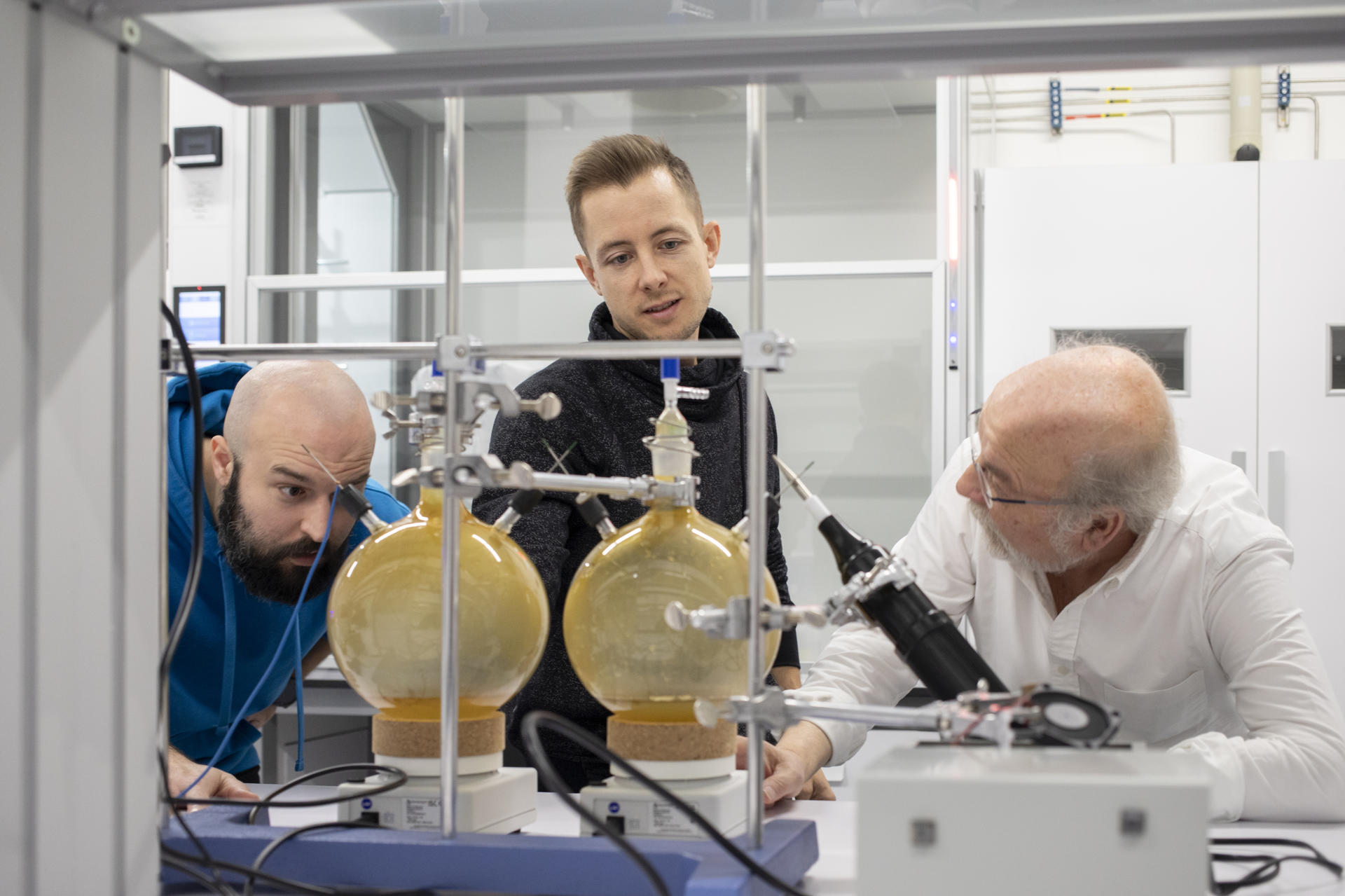 El profesor Ikerbasque del Donostia International Physics Center (DIPC), Juan Manuel García-Ruiz (d), líder del proyecto científico europeo Protos que investiga el origen de la vida en la tierra, trabajando en su laboratorio junto a su equipo. El origen de la vida en la Tierra constituye uno de los mayores misterios de nuestro planeta, un enigma que la ciencia busca desvelar recreando en un matraz las condiciones del 'caldo primigenio' del 'protomundo' en el que hace miles de millones de años surgió. EFE/Donostia International Physics Center ***SOLO USO EDITORIAL/SOLO DISPONIBLE PARA ILUSTRAR LA NOTICIA QUE ACOMPAÑA (CRÉDITO OBLIGATORIO)***
