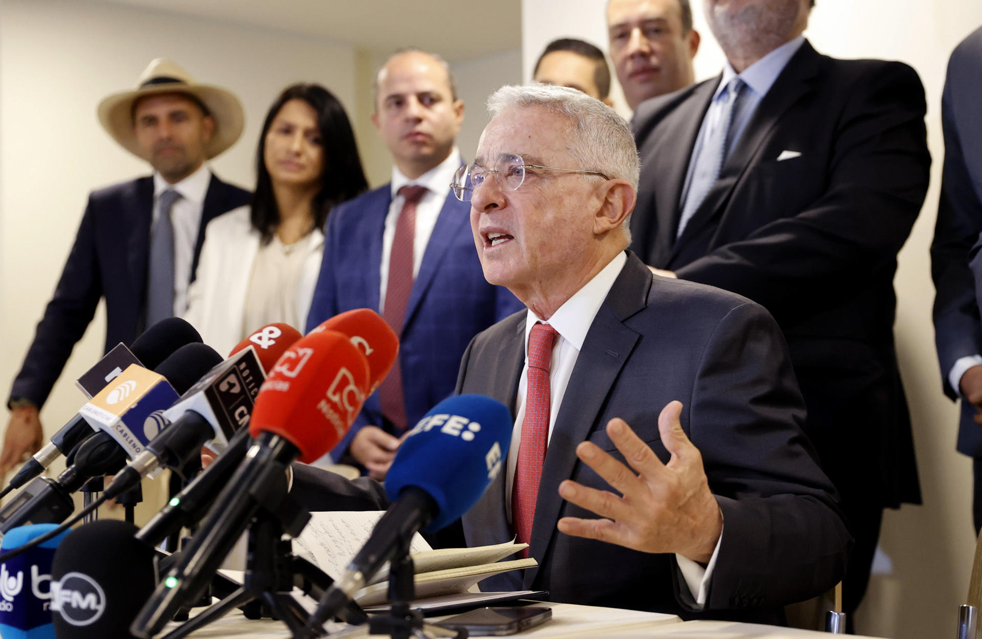 Fotografía de archivo en la que se registró al expresidente colombiano Álvaro Uribe (2002-2010), durante una rueda de prensa, en Bogotá (Colombia). EFE/Mauricio Dueñas
