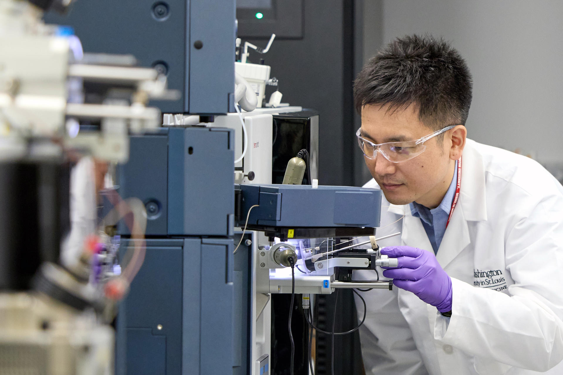 El investigador de la Universidad de Washington (San Luis) Kanta Horie coloca una muestra en un espectrómetro de masas que mide los niveles de proteínas en el plasma sanguíneo y otros fluidos. Horie codirigió el desarrollo de un análisis de sangre para la enfermedad de Alzheimer que diagnostica y estadifica la enfermedad utilizando la espectrometría de masas para medir el nivel de una proteína llamada MTBR-tau243. Crédito: Matt Miller