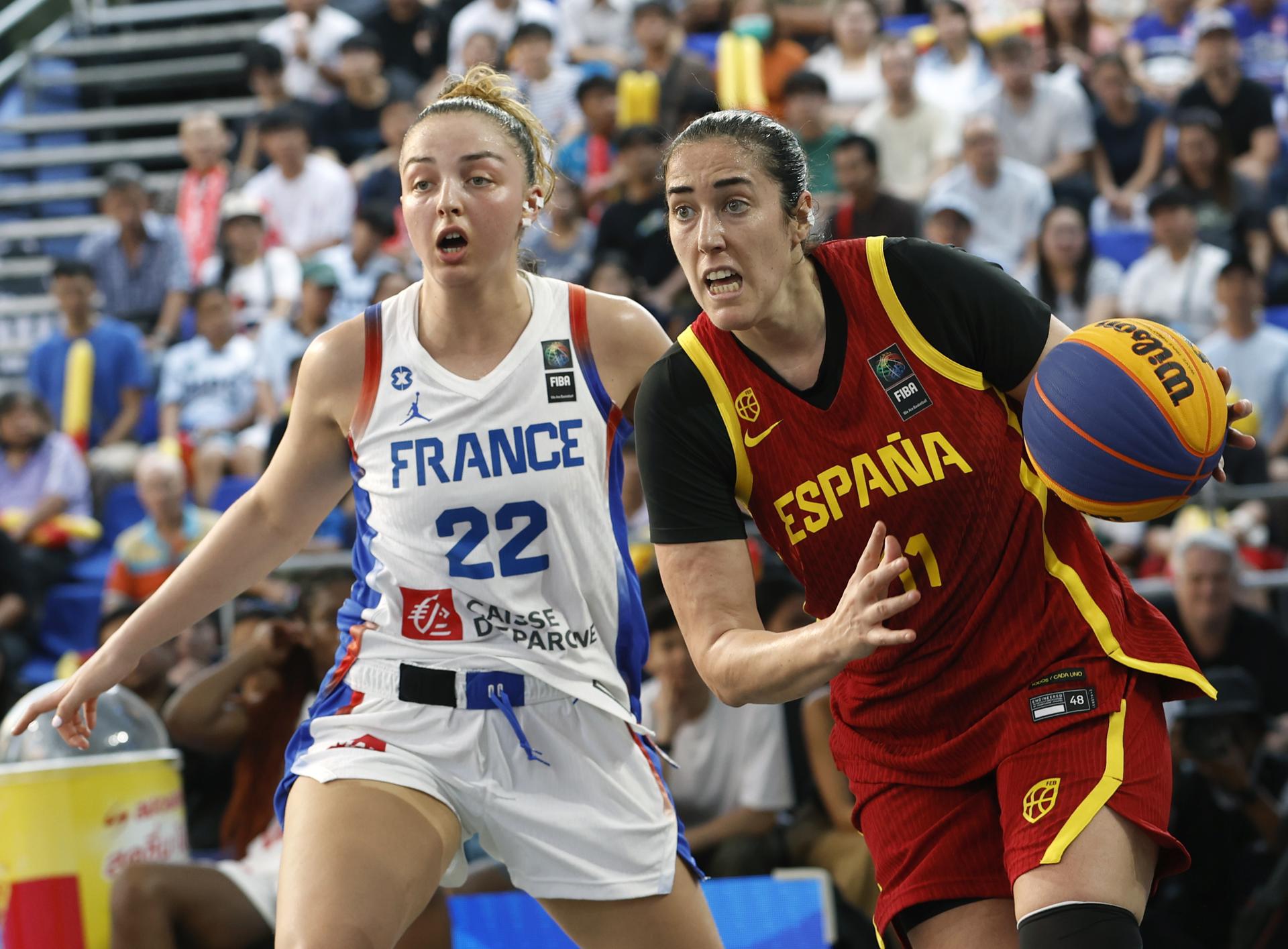 Vega Gimeno (d) y Elena Zemoura (i) durante el encuentro entre España y Francia de la primera edición de la Copa de Campeones que se disputa en Bangkok. EFE/EPA/RUNGROJ YONGRIT