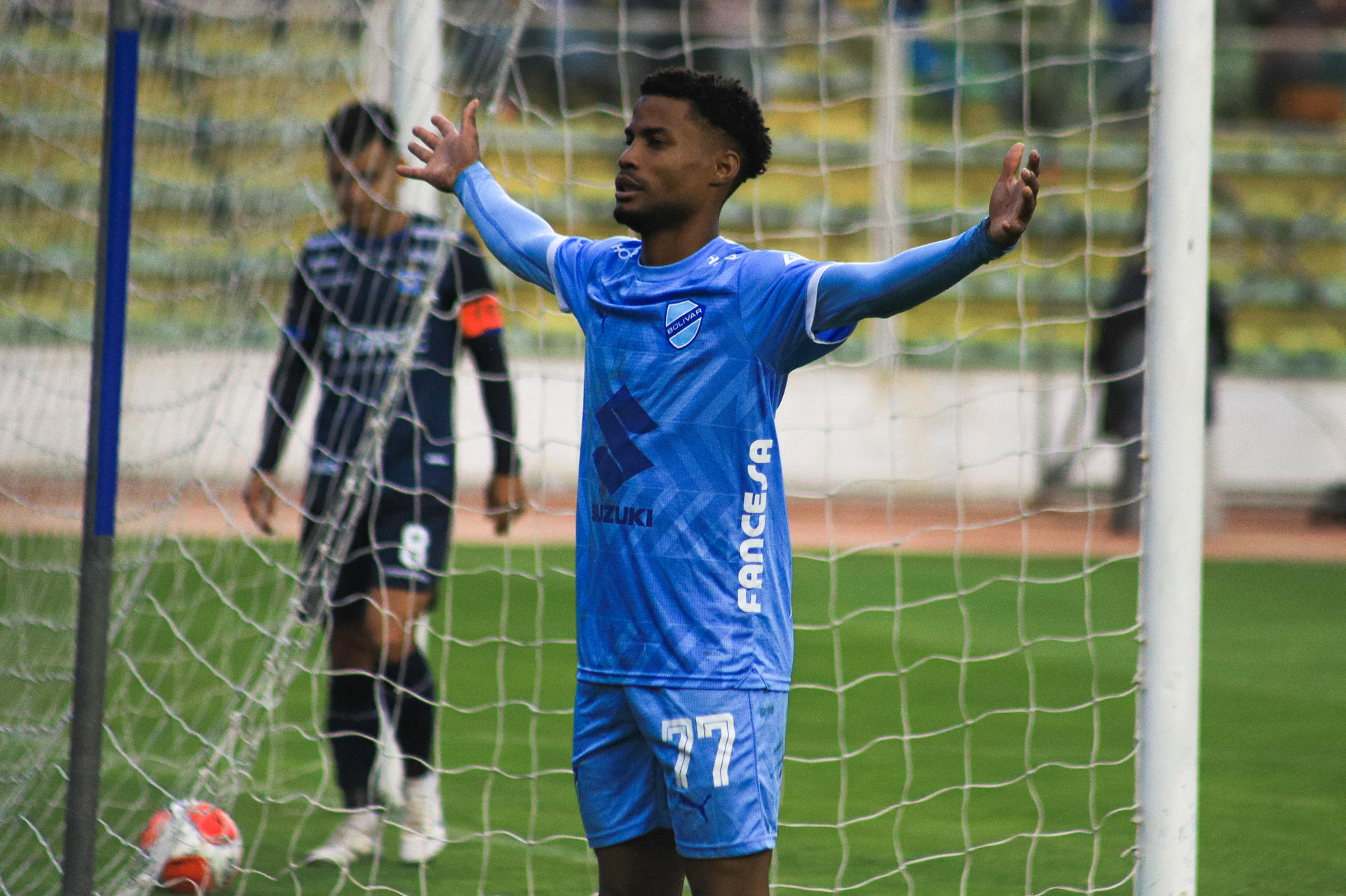 Dorny Romero, del Bolívar, celebra un gol en el partido final del Torneo Amistoso de Verano entre Bolívar y Blooming en el estadio Hernando Siles, en La Paz (Bolivia). EFE/ Gabriel Márquez