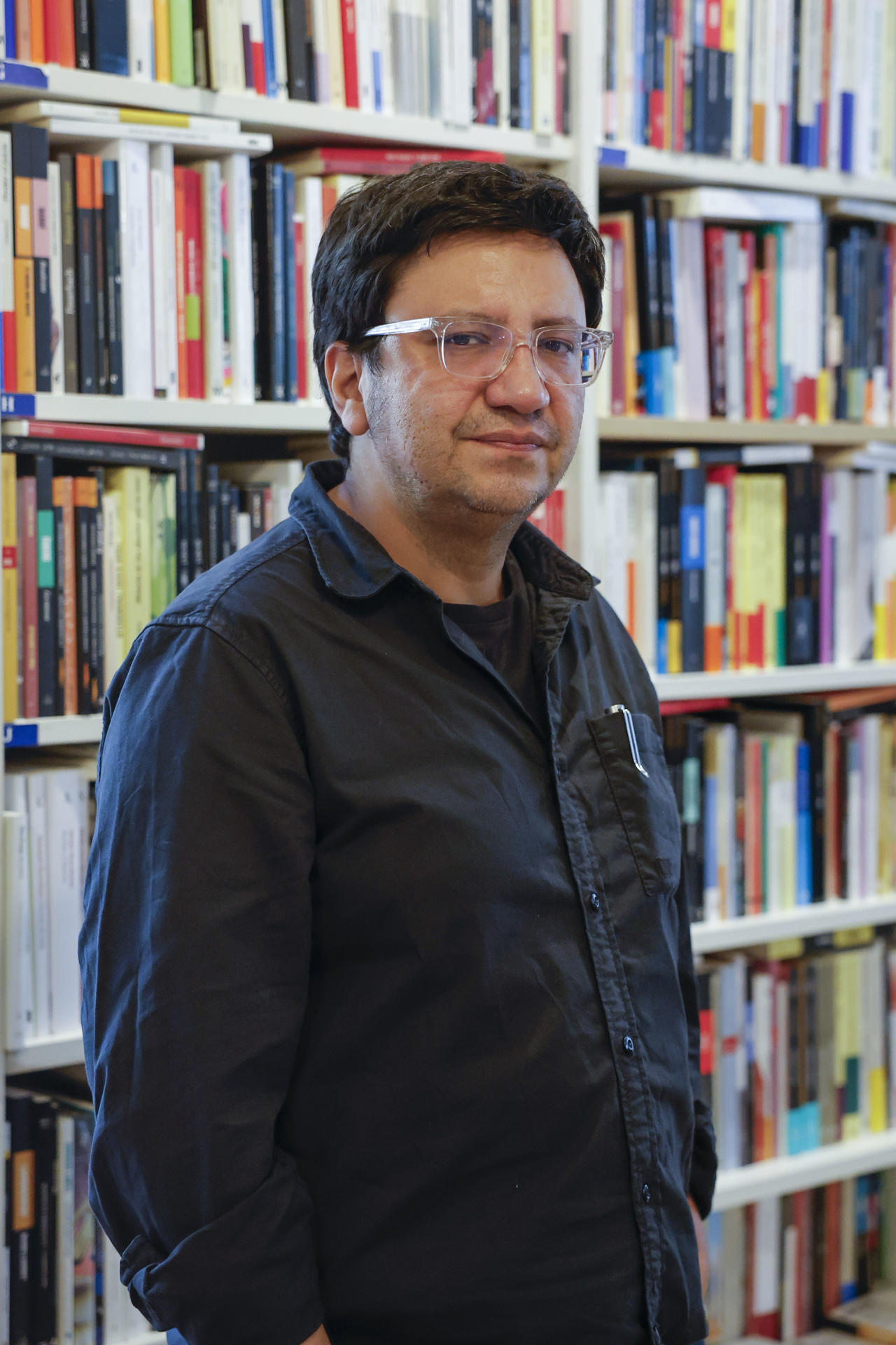 El novelista chileno Alejandro Zambra, posa para Efe antes de dar una charla en Santiago de Compostela, tras recibir el pasado día 25 el Premio Literario Arcebispo Juan de San Clemente hoy jueves en Santiago de Compostela. EFE/Lavandeira jr