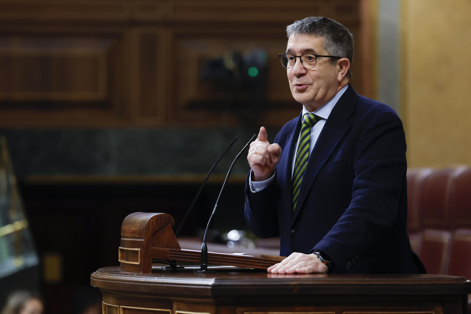 El portavoz del PSOE, Patxi López, durante su intervención este miércoles en el pleno del Congreso en el presidente del Gobierno, Pedro Sánchez, comparece a petición para informar sobre el nuevo escenario geopolítico de la Unión Europea y las conclusiones del Consejo Europeo y convencer de la necesidad de que España aumente la inversión en defensa. EFE/ Javier Lizón