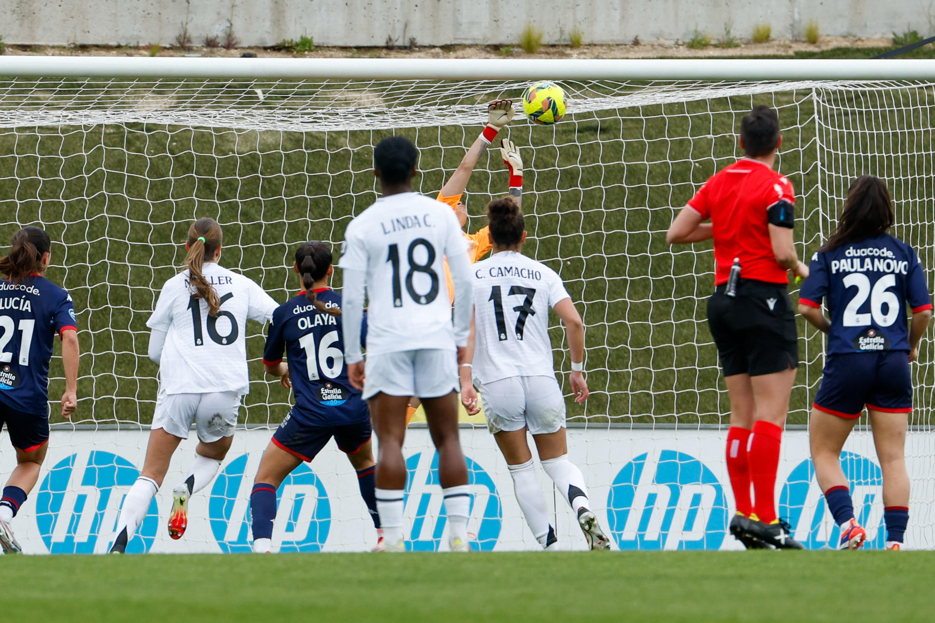 La delantera del Real Madrid, Carla Camacho (c) anota de penalti el 1-1 ante el Deportivo Abanca durante el partido correspondiente a la jornada 22 de la Primera División femenina disputado en el estadio Alfredo Di Stéfano en Madrid este sábado. EFE/JJ Guillen