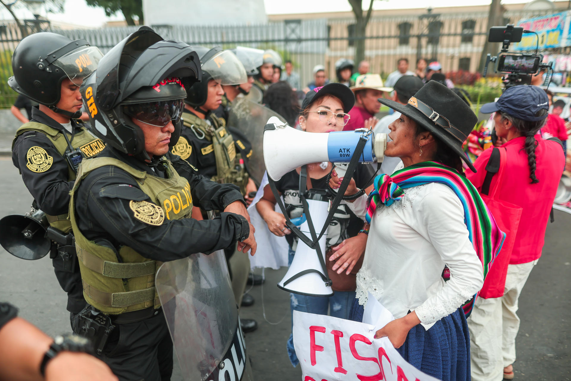 AME8032. LIMA (PERÚ), 08/03/2025.- Una mujer habla durante una manifestación en el marco del Día Internacional de la Mujer este sábado, en Lima (Perú). Miles de mujeres salieron este sábado a las calles de las principales ciudades de Latinoamérica para conmemorar el Día Internacional de la Mujer, en el que reclamaron, principalmente, igualdad de género, protección ante la violencia machista y una vida digna. EFE/ Aldair Mejia