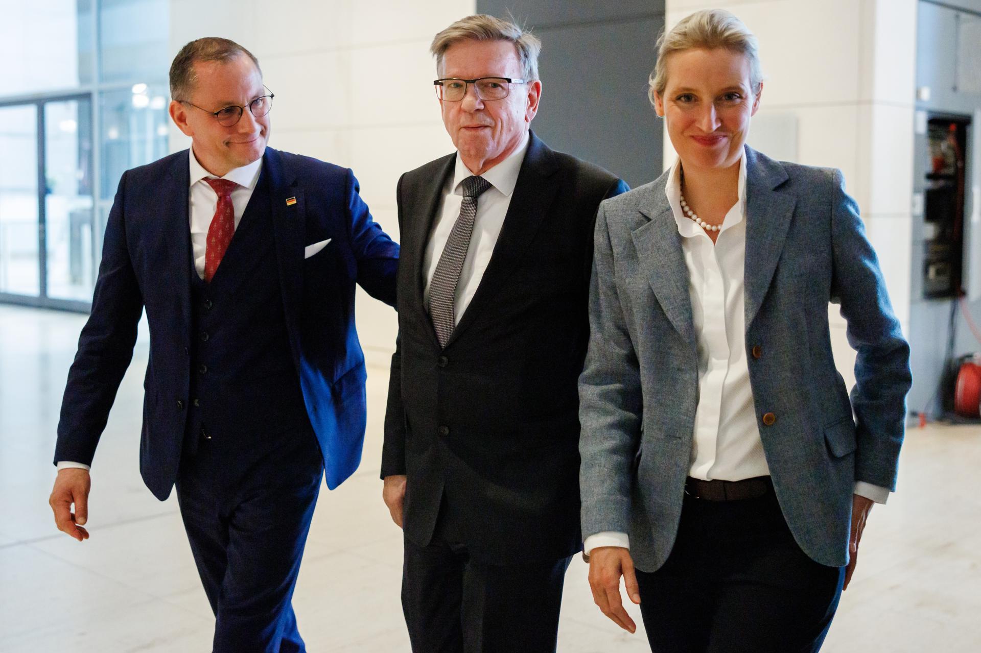 El co-presidente del partido y la facción Alternativa por Alemania (AfD), Tino Chrupalla (I), el candidato de la AfD para el cargo de vicepresidente del Parlamento alemán 'Bundestag', Gerold Otten, y la co-presidenta del partido y la facción de la AfD, Alice Weidel (D), se retiran después de hacer una declaración tras la sesión constitutiva del parlamento en Berlín, Alemania, el 25 de marzo de 2025. El 21.º Bundestag alemán celebró su primera sesión constitutiva tras las elecciones generales del 23 de febrero. (Elections, Germany) EFE/EPA/CLEMENS BILAN
