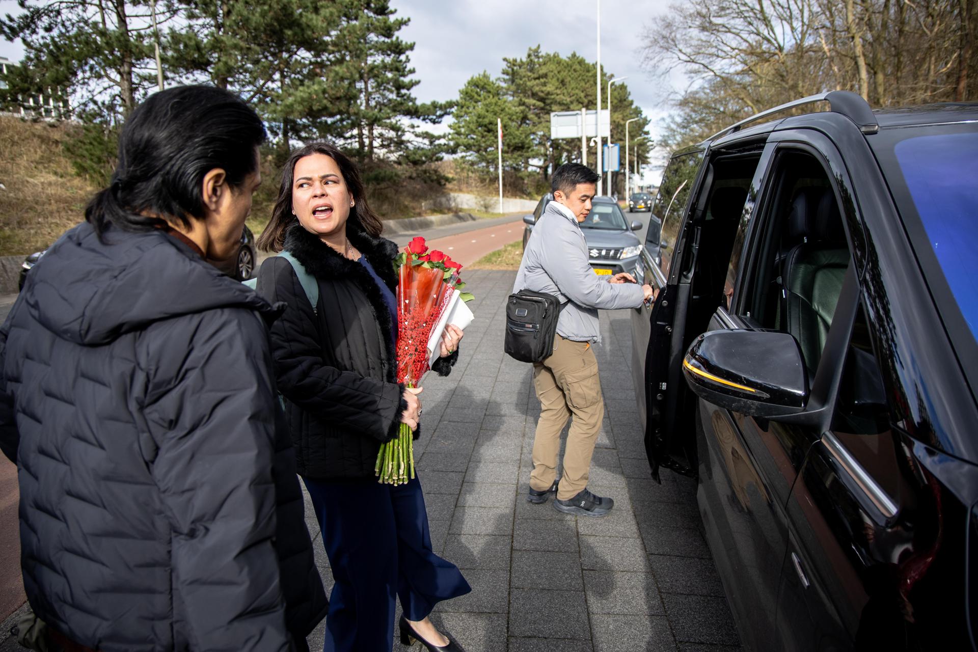 Sara Duterte (C), hija del presidente filipino Rodrigo Duterte, sale de la Corte Penal Internacional (CPI) en La Haya, Países Bajos, el 14 de marzo de 2025. Duterte, quien se encuentra detenido en la prisión de Scheveningen, compareció ante una sala de preinstrucción de la CPI en La Haya el 14 de marzo, tras ser arrestado el 11 de marzo en Manila. La CPI está investigando la campaña de guerra contra las drogas de Duterte, que resultó en miles de casos de alegados asesinatos extrajudiciales durante su mandato. (Países Bajos; Holanda, La Haya) EFE/EPA/SEBASTIAAN BAREL