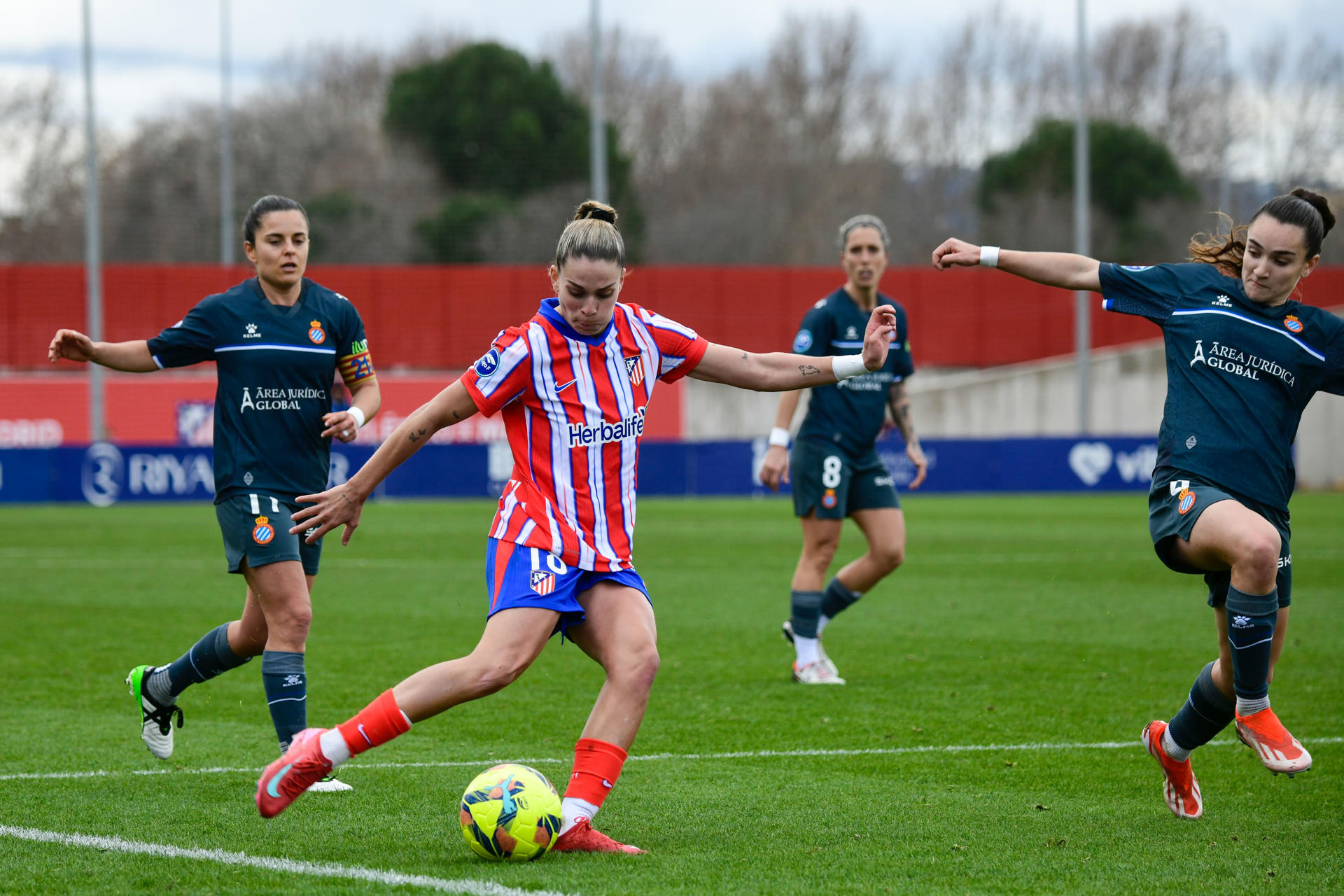 - Gio (c) jugadora del Atlético de Madrid femenino, durante el partido de la Primera División femenina que enfrenta a su equipo contra el Espanyol en el estadio C.D. Alcalá de Henares (Madrid) este domingo. EFE/ Victor Lerena