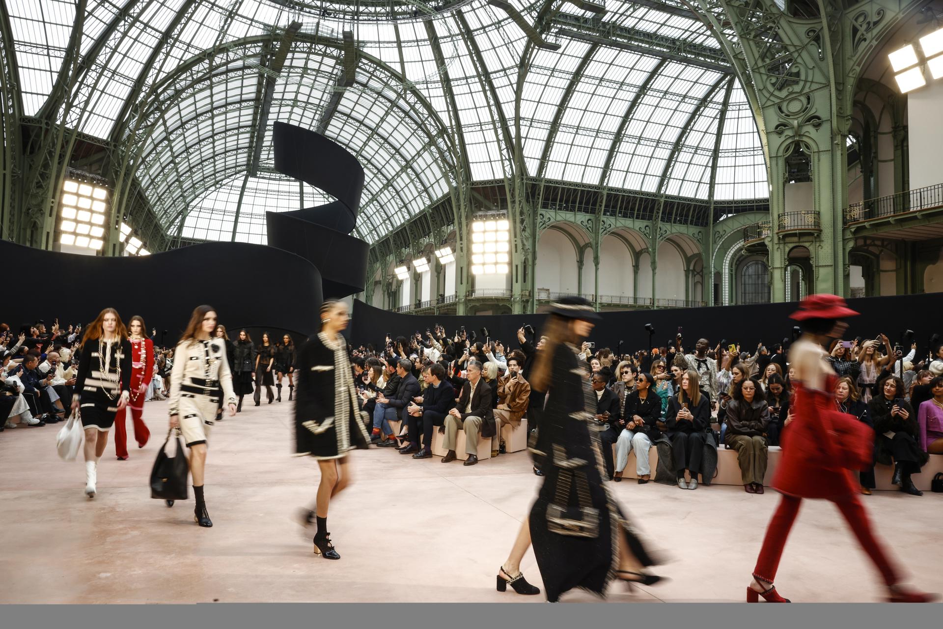 Desfile de la colección de Chanel para el próximo otoño-invierno. EFE/EPA/YOAN VALAT