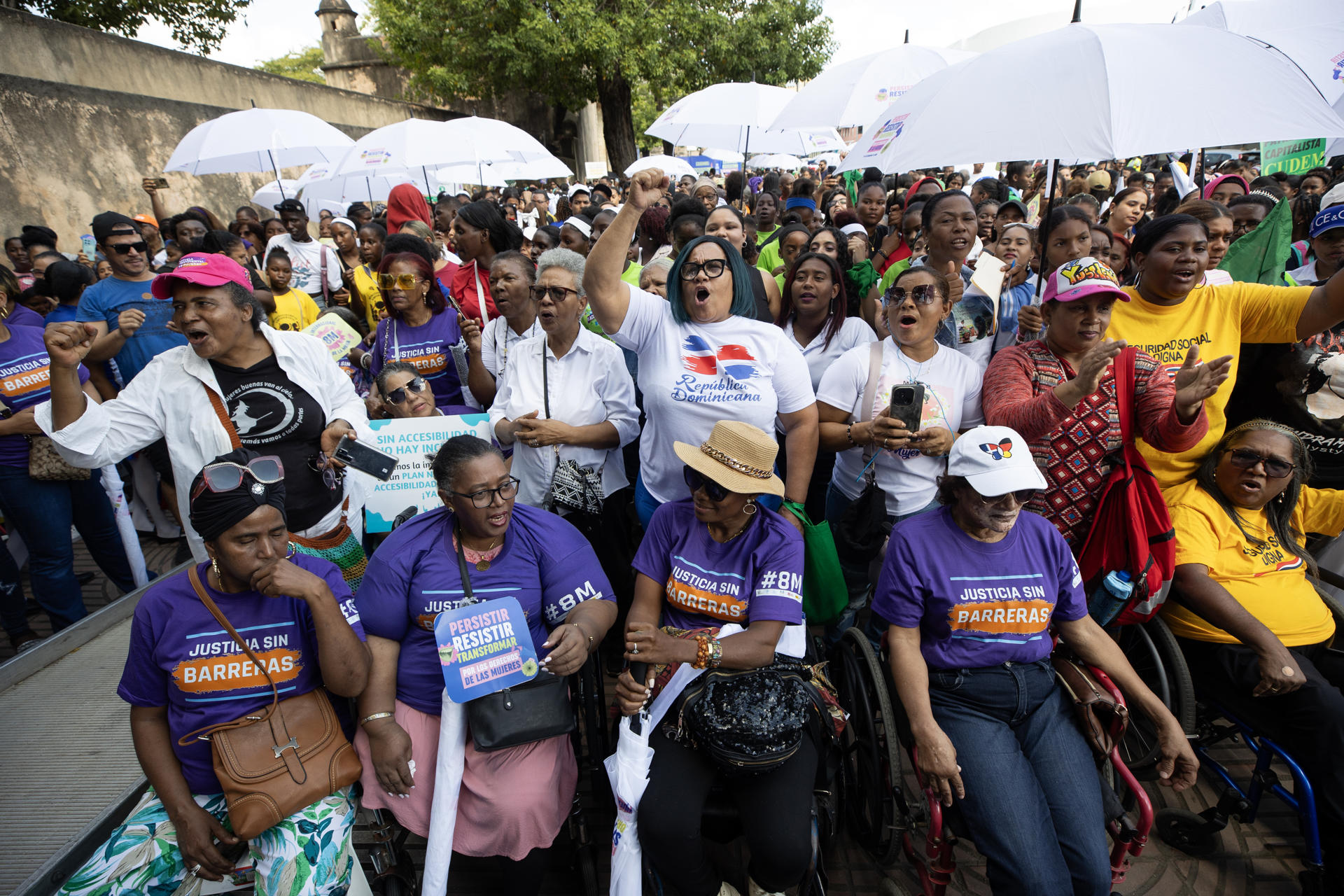 Varias mujeres participan en una manifestación este sábado, con motivo del Día Internacional de la Mujer, en el Parque Independencia en Santo Domingo (República Dominicana). EFE/ Orlando Barría