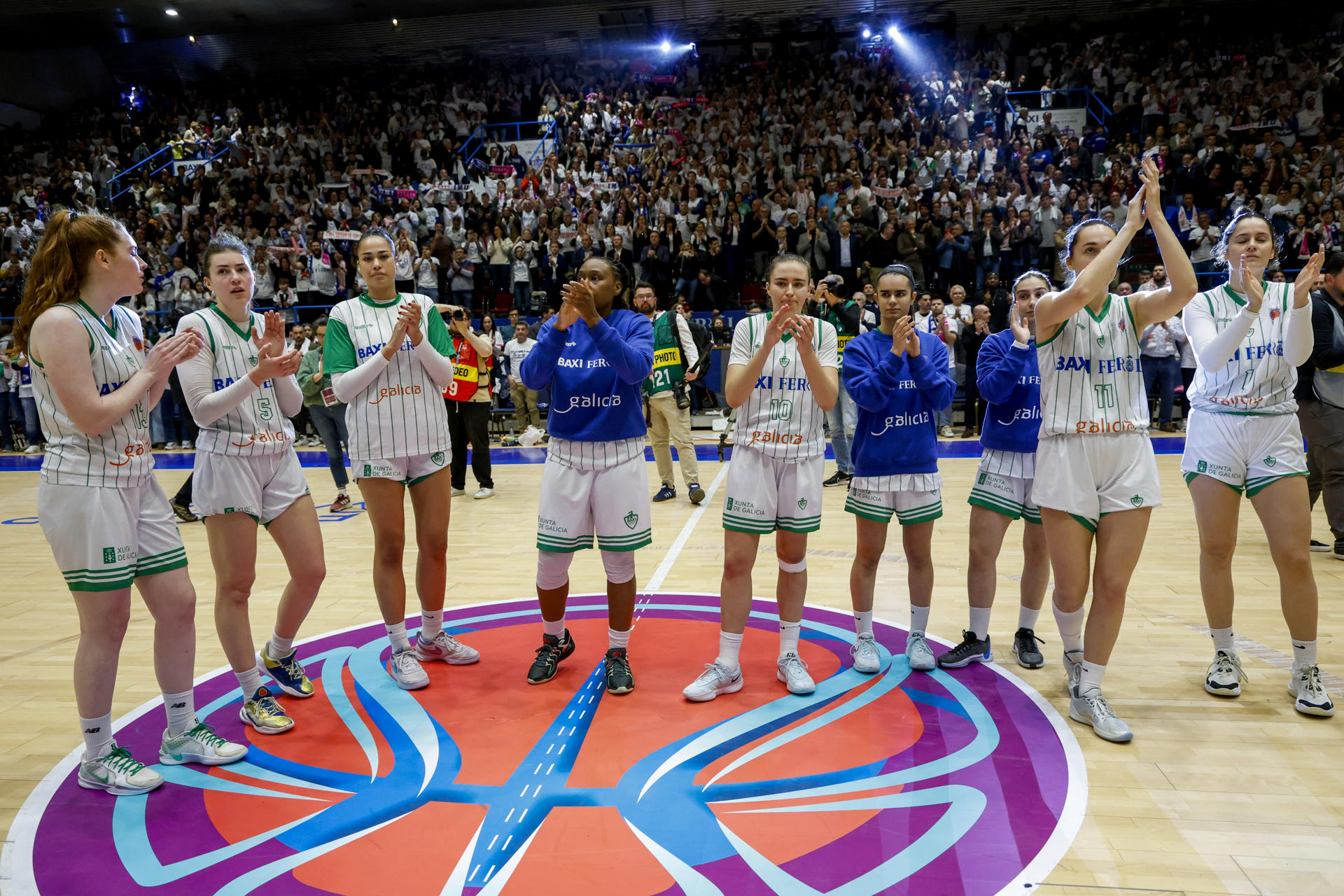 Las jugadoras del Baxi saludan a la afición tras el partido de ida de la final de la Eurocopa de baloncesto femenino que Baxi Ferrol y Villeneuve d'Ascq han disputado este miércoles en la localidad gallega. EFE/Kiko Delgado