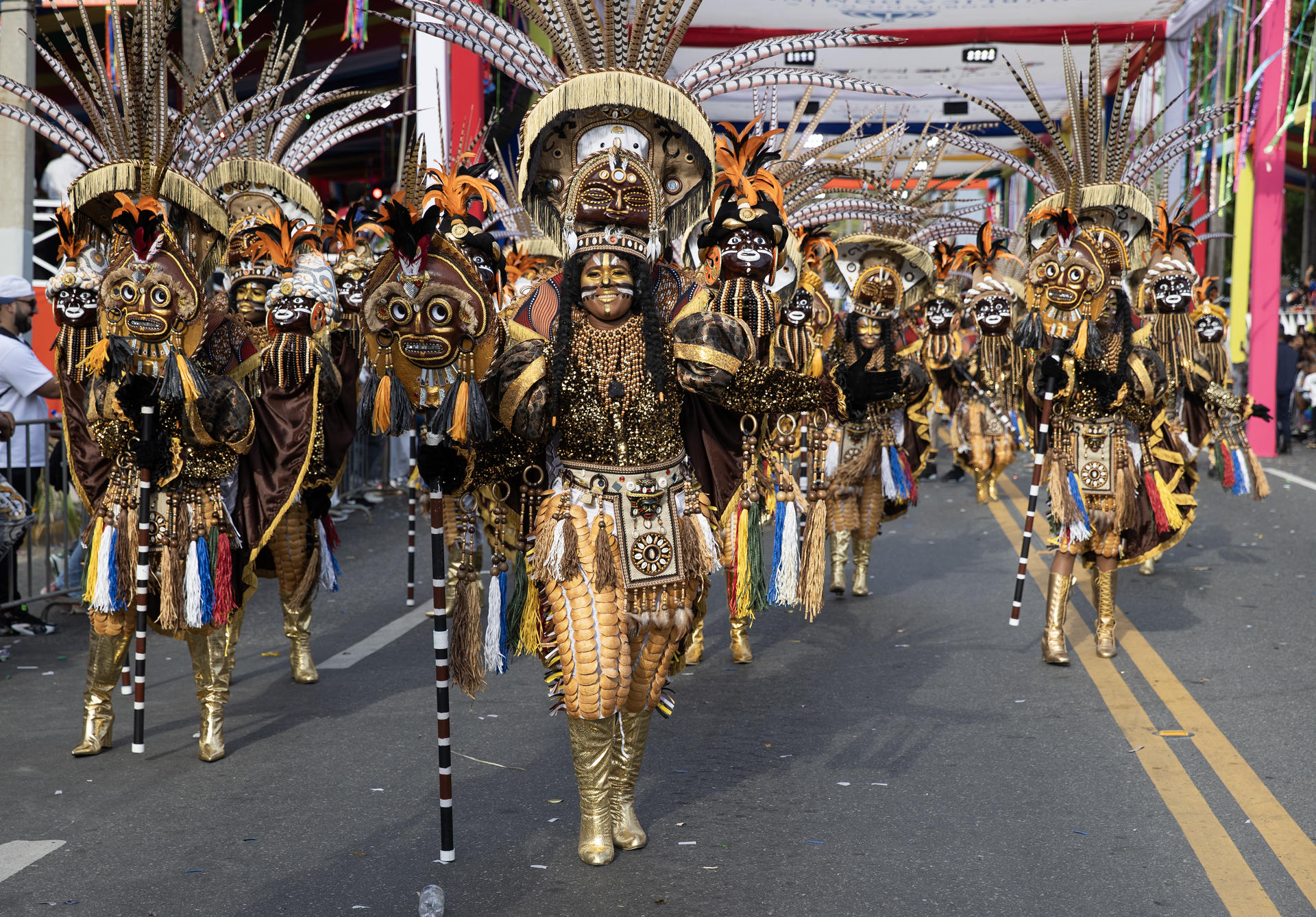 El malecón de la capital dominicana, frente a las aguas de mar Caribe, se llenó este domingo de color, música y creatividad con motivo del Desfile Nacional del Carnaval, la principal fiesta de la cultura popular de la República Dominicana, cuna del primer carnaval de América. EFE/Orlando Barría
