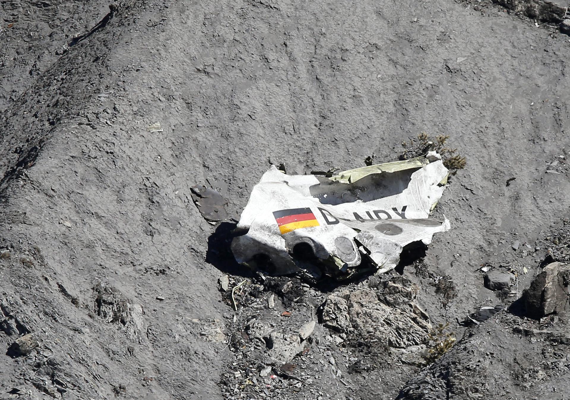 Imagen de archivo de los restos del fuselaje en el lugar del accidente del vuelo Barcelona-Düsseldorf de Germanwings que se estrelló el pasado martes, hoy, jueves 26 de marzo de 2015, en los Alpes franceses cerca de Le Vernet y Seyne-les-Alpes. El copiloto del avión, un Airbus A320, hizo colisionar el aparato de forma voluntaria aunque sin aparentes razones terroristas, según las primeras conclusiones de la investigación. EFE/Sebastien Nogier