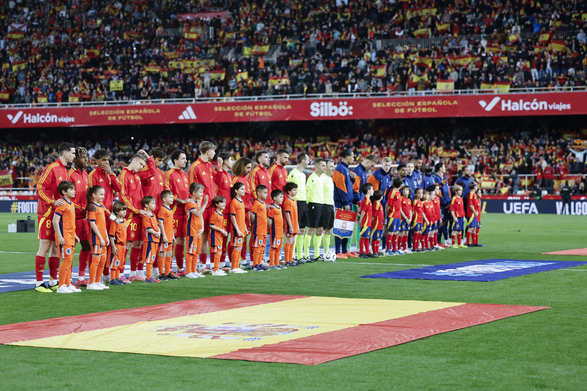 Los jugadores de Países Bajos (d) y de España (i) momentos antes del partido de vuelta de los cuartos de final de la Liga de Naciones que las selecciones de España y Países Bajos disputan en el estadio de Mestalla, en Valencia. EFE/ Ana Escobar