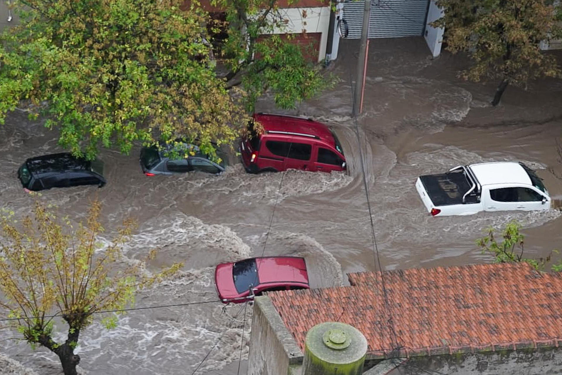 Fotografía de una calle inundada por fuertes lluvias este viernes, en Bahía Blanca (Argentina). EFE/ Cristian Romero