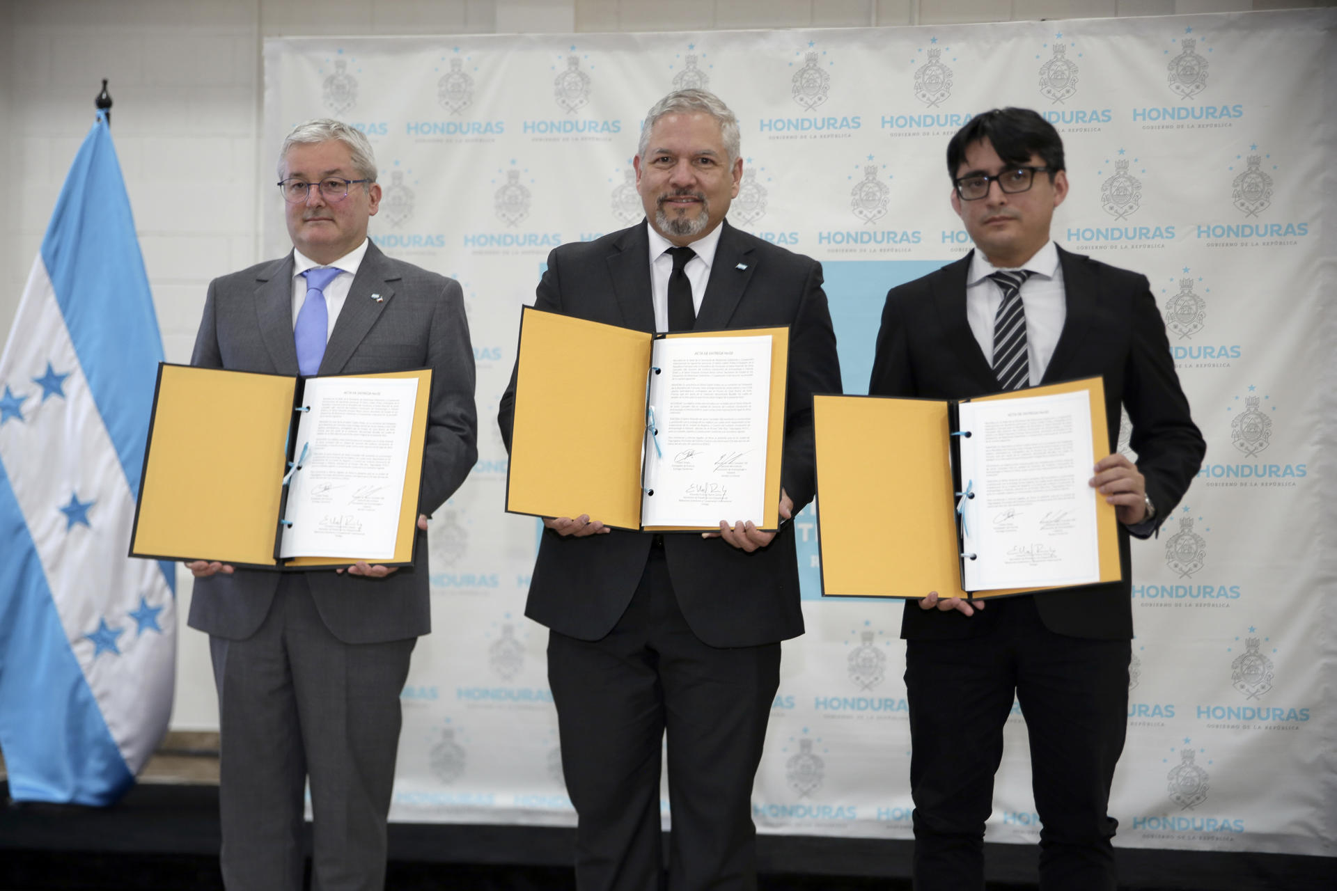 (De i a d) el embajador de Francia en Honduras, Cédric Prieto (i), el canciller de Relaciones Exteriores de Honduras, Enrique Reina (c), y el gerente del Instituto Hondureño de Antropología e Historia (IHAH), Rolando de Jesús Canizales, fueron registrados este miércoles, 19 de marzo, al posar con el acta de entrega de 133 piezas arqueológicas devueltas por el museo el Museo Quai Branly de Francia a las autoridades hondureñas, en Tegucigalpa. EFE/Gustavo Amador