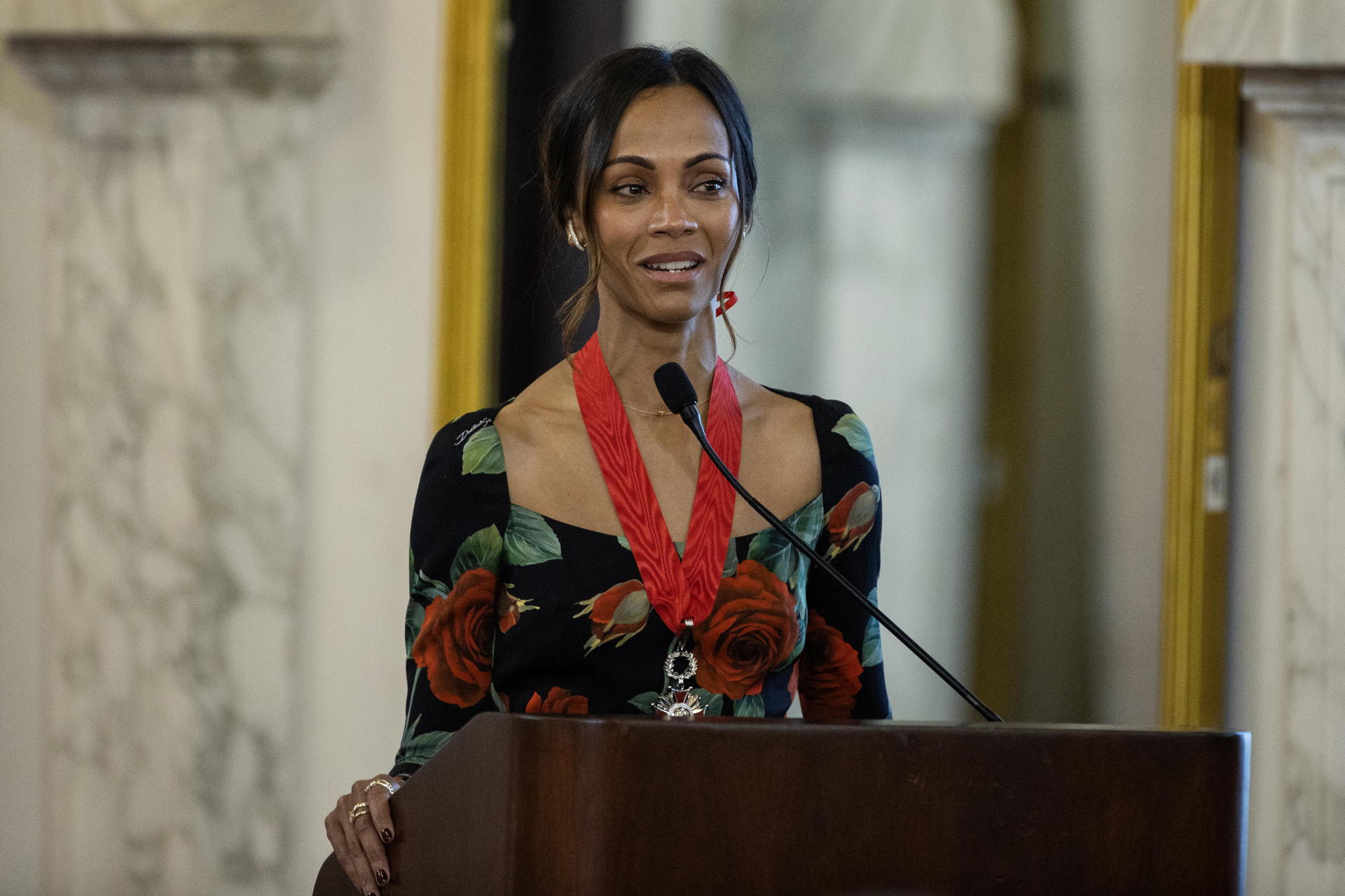 La actriz Zoé Saldaña habla durante una ceremonia este miércoles, en el Palacio Nacional en Santo Domingo (República Dominicana). EFE/ Orlando Barría