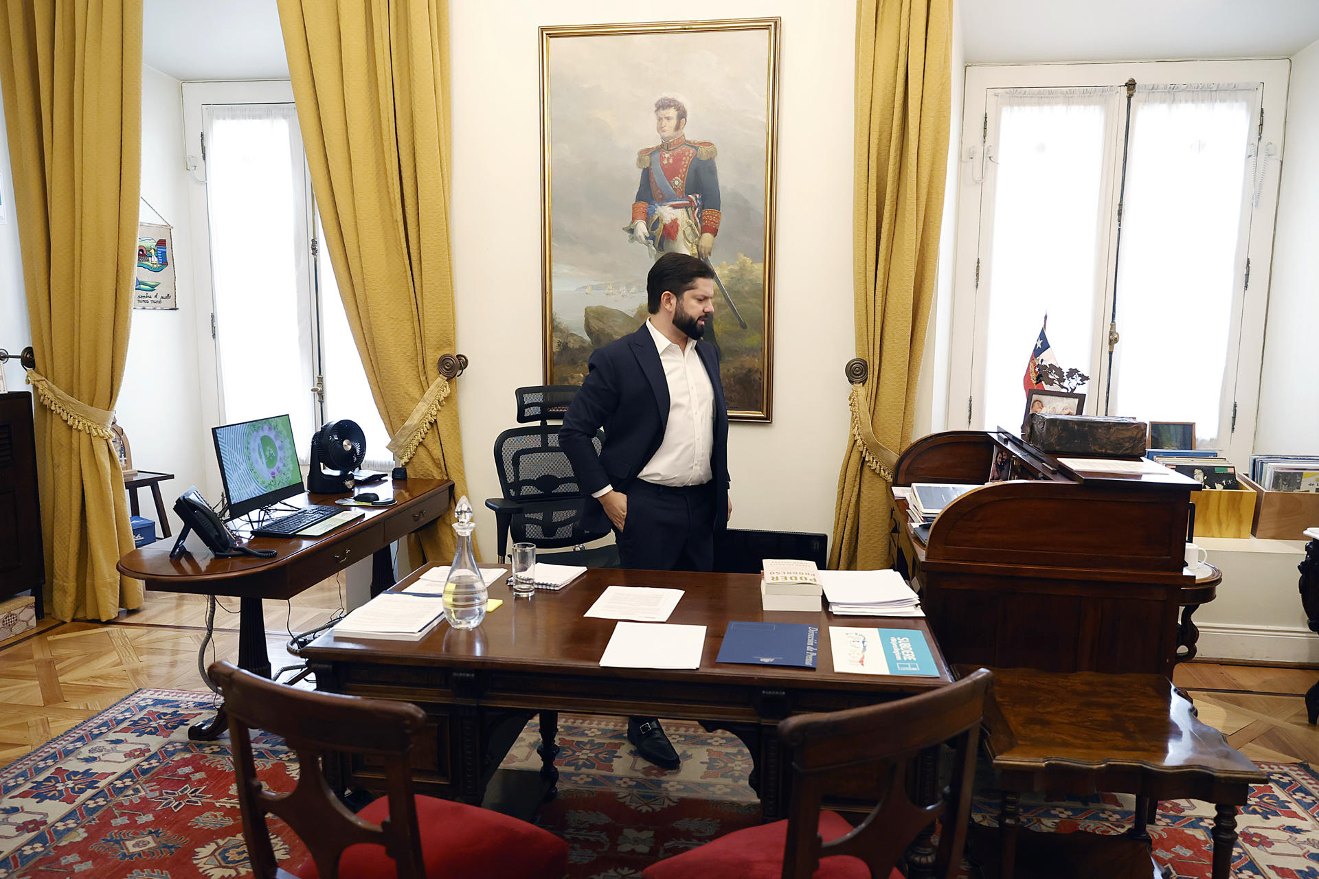 El presidente de Chile, Gabriel Boric, reacciona durante una entrevista con EFE este viernes en el Palacio de La Moneda, en Santiago (Chile). EFE/ Elvis González