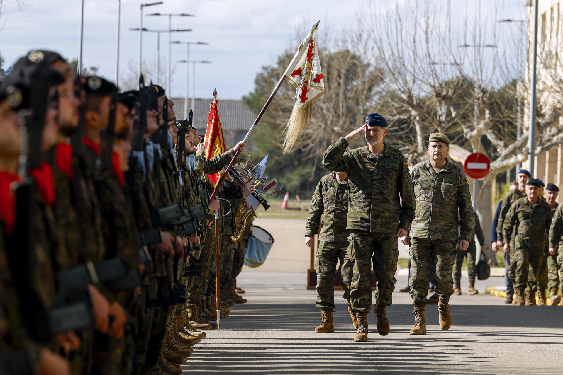 El rey Felipe VI (c) visita este martes la brigada ‘Aragón’ I, donde conocerá de primera mano el historial, organización y actividades principales de la unidad. EFE/ Javier Cebollada