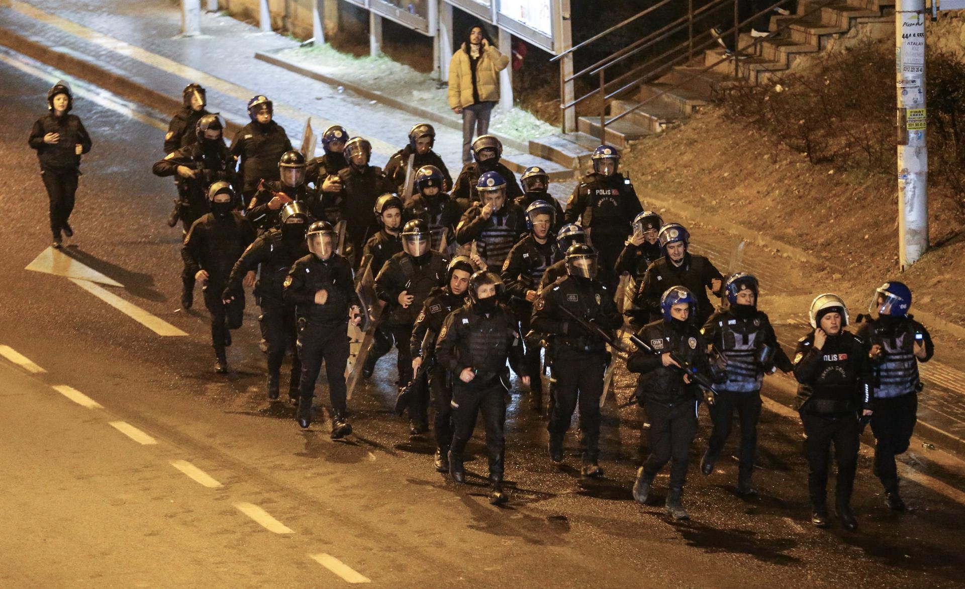 Un escuadrón de la policía antidisturbios de Turquía fue registrado este martes, 25 de marzo, durante una protesta antigubernamental, en Ankara. EFE/Necati Savas