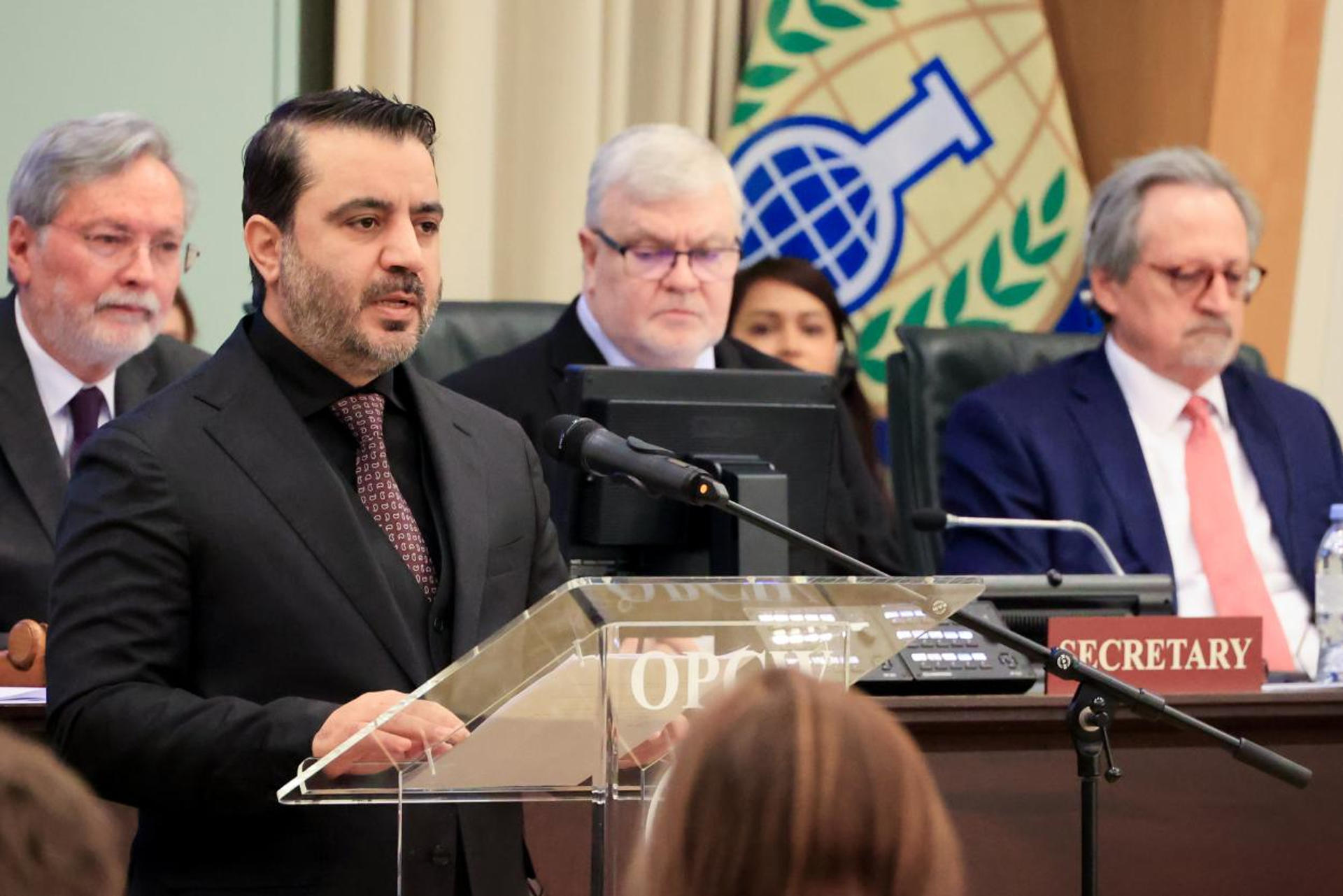 El Gobierno de transición en Siria trata de mostrarse más cercano a los organismos a los que el caído dictador Bachar al Asad miró con recelo, como evidenció la visita esta semana de sus representantes a La Haya para respaldar la lucha contra las armas químicas, la búsqueda de personas desaparecidas, y la rendición de cuentas ante la Justicia internacional. En la imagen, el ministro de Exteriores de Siria, Asaad al Shaibani, interviene ante el Consejo Ejecutivo de la OPAQ en La Haya. EFE/ Organización para la Prohibición de las Armas Químicas (OPCW-OPAQ)/SOLO USO EDITORIAL/SOLO DISPONIBLE PARA ILUSTRAR LA NOTICIA QUE ACOMPAÑA (CRÉDITO OBLIGATORIO)