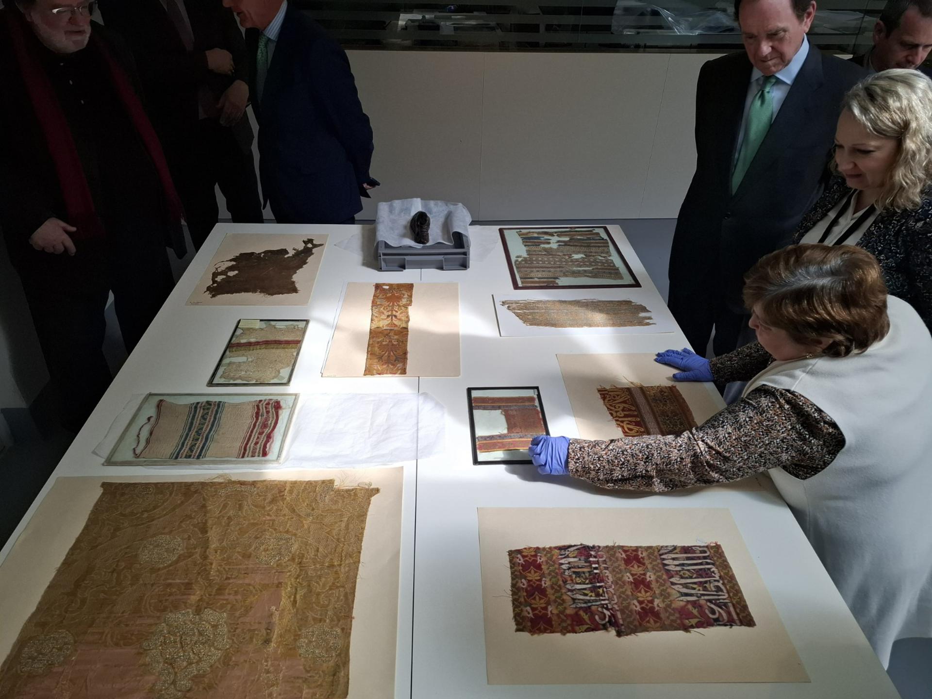 Imagen del zapato y los textiles medievales, de entre los siglos XIII y XV, cuya restauración lleva a cabo el Museo Arqueológico Nacional (MAN). EFE. *** Imagen cedida por el Ministerio de Cultura para ilustrar la noticia que acompaña ***