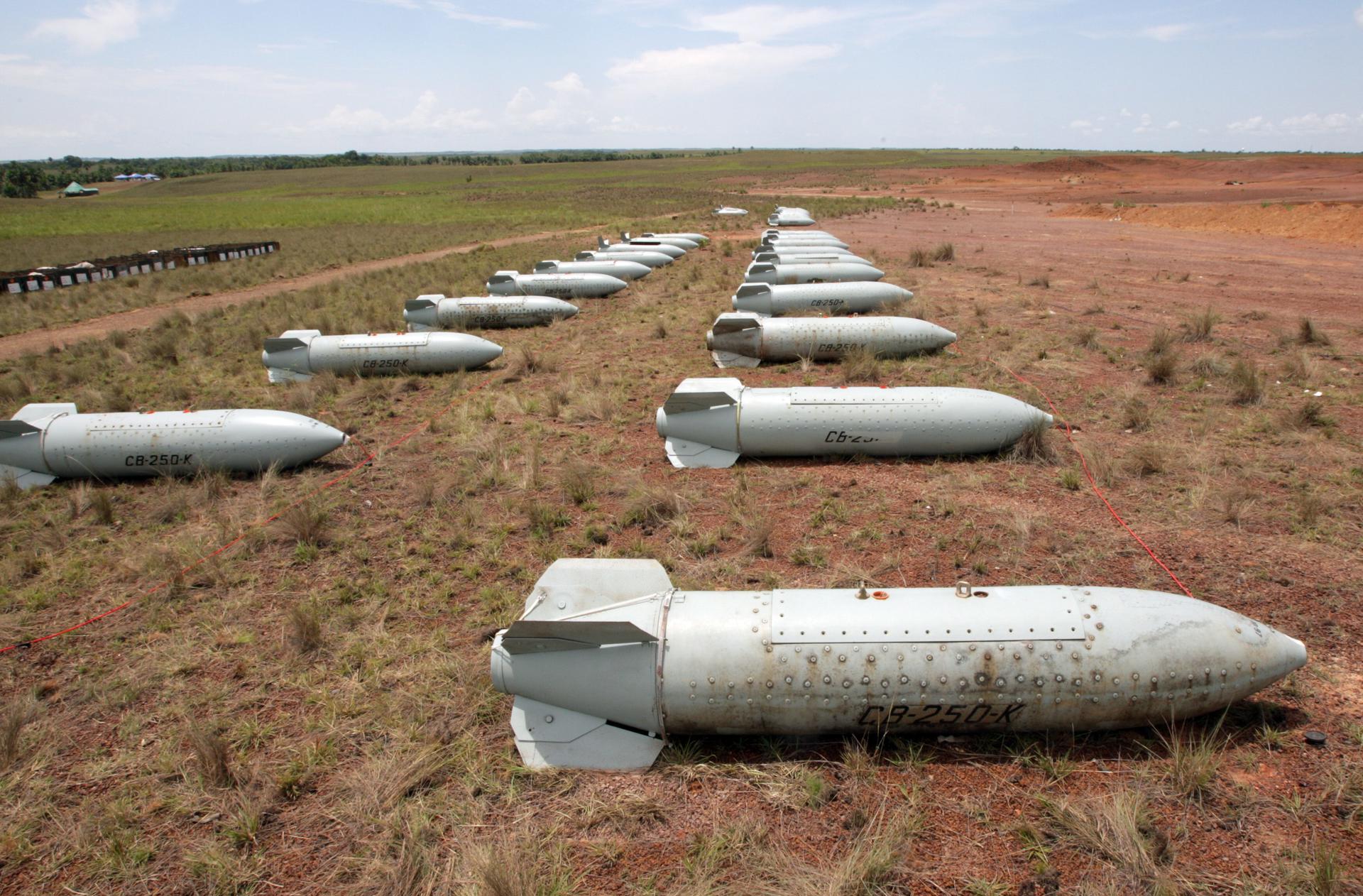 Foto archivo. Aspecto de varias bombas tipo racimo.EFE/Mauricio Dueñas