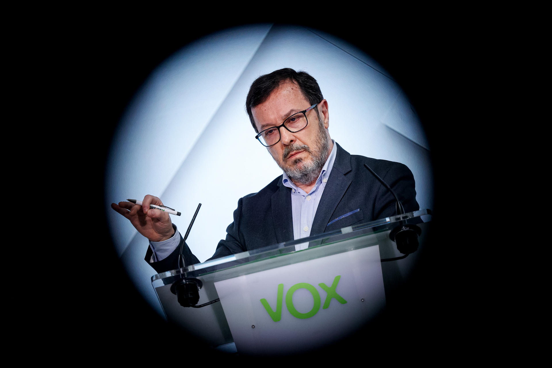 El portavoz nacional de Vox, José Antonio Fuster durante la rueda de prensa celebrada este lunes en la sede del partido tras la reunión del Comité de Acción Política. EFE/ Daniel Gonzalez