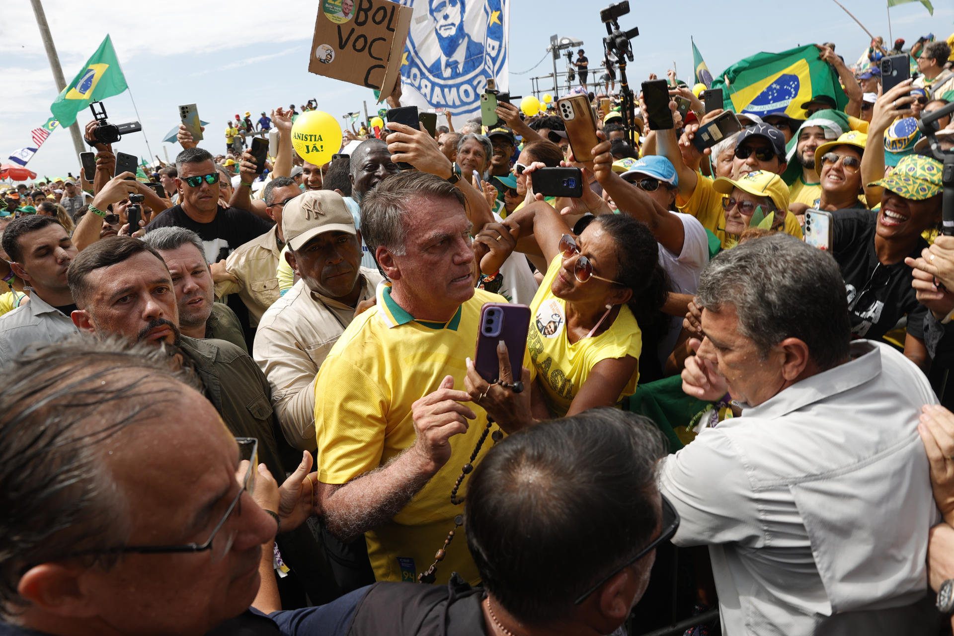 el expresidente de Brasil Jair Bolsonaro (c) da declaraciones durante un evento este domingo en la playa de Copacabana en Río de Janeiro (Brasil). EFE/ Andre Coelho