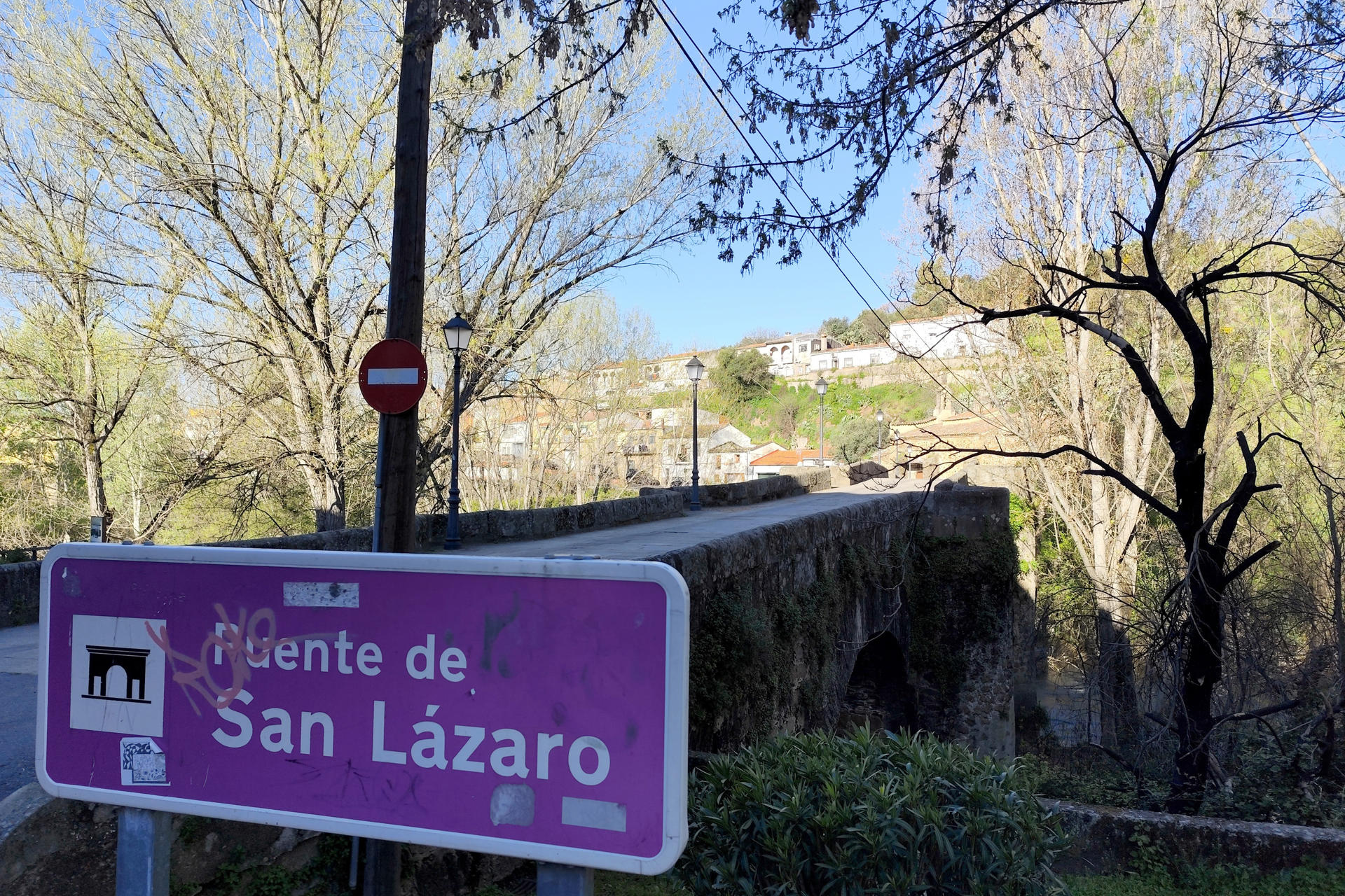 La Policía Nacional ha detenido a nueve personas por su implicación en el tiroteo entre familias de clanes enfrentados ocurrido durante la madrugada de este domingo en la localidad cacereña de Plasencia, a consecuencia del que ha fallecido una niña de 2 años. EFE/Eduardo Palomo