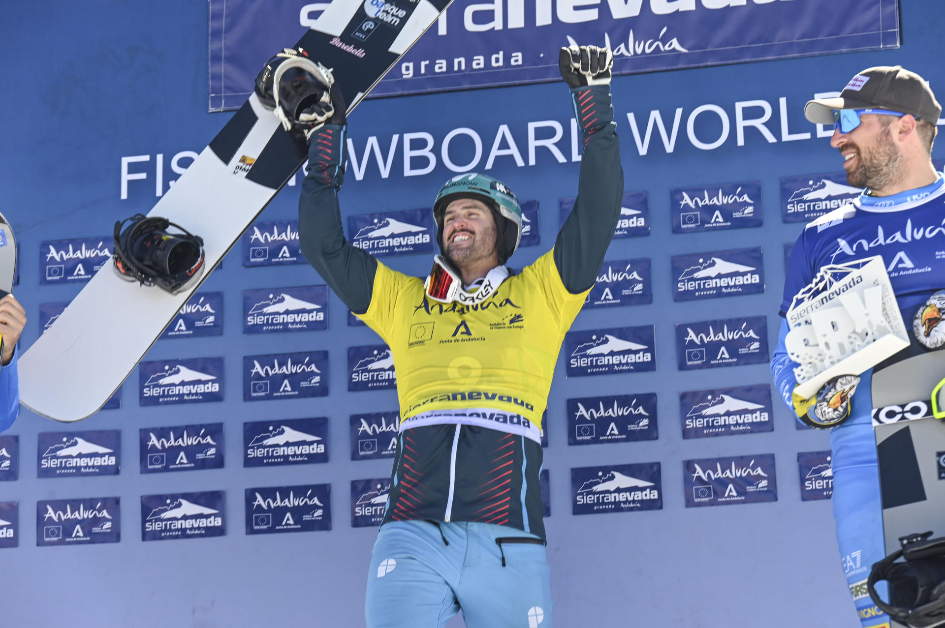 El español Lucas Eguibar, campeón mundial de boardercross de snowboard, en una foto de archivo tras ganar una de las pruebas de la Copa del Mundo de esa disciplina disputadas en la estación española de Sierra Nevada (Granada). EFE/ Miguel Ángel Molina