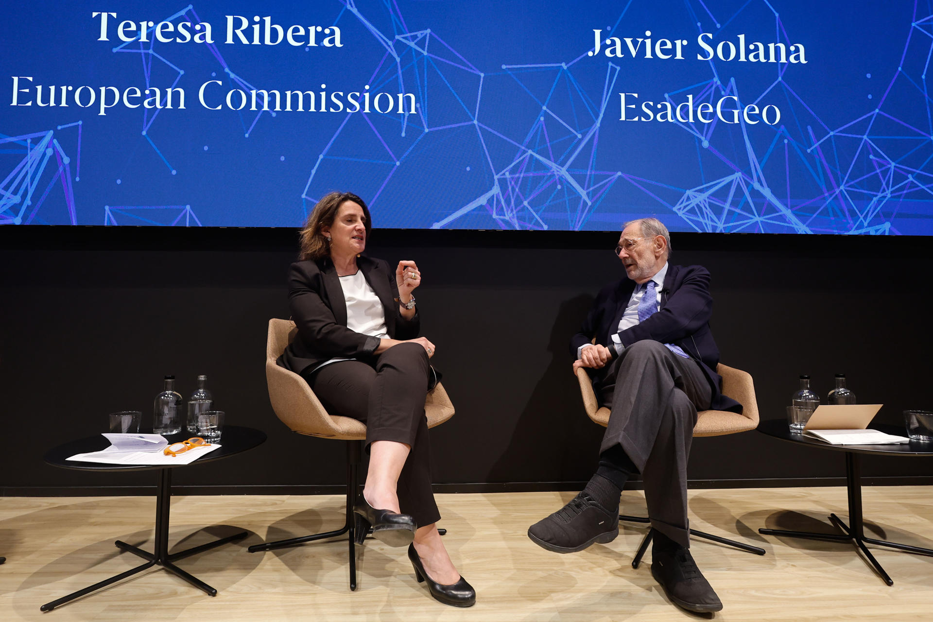 La vicepresidenta de la Comisión Europea Teresa Ribera, acompañada del presidente de EsadeGeo Javier Solana, durante la 13ª Jornada Anual de Energía, organizada por EsadeGeo en colaboración con la Representación de la CE en España y EIT InnoEnergy, donde abordará el 'Pacto por una Industria Limpia', este martes en Madrid.-EFE/ Sergio Pérez