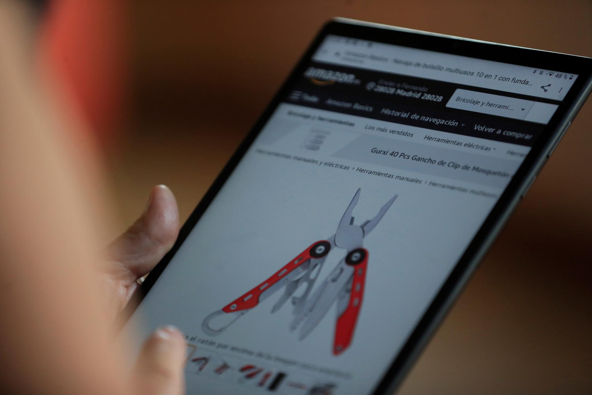 Imagen de archivo de una persona que usa su tableta digital para hacer una compra de comercio electrónico. EFE/ Fernando Alvarado