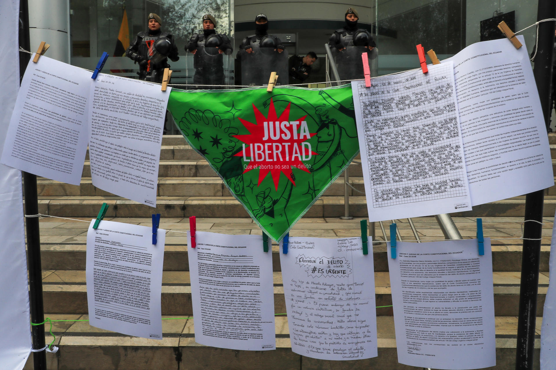 El movimiento Justa Libertad, un grupo de organizaciones feministas y defensoras de los derechos humanos en Ecuador, entregó 168 cartas a la Corte Constitucional, en las que mujeres que han interrumpido sus embarazos y acompañantes de todo el país piden al alto tribunal que despenalice el aborto. EFE/ José Jácome