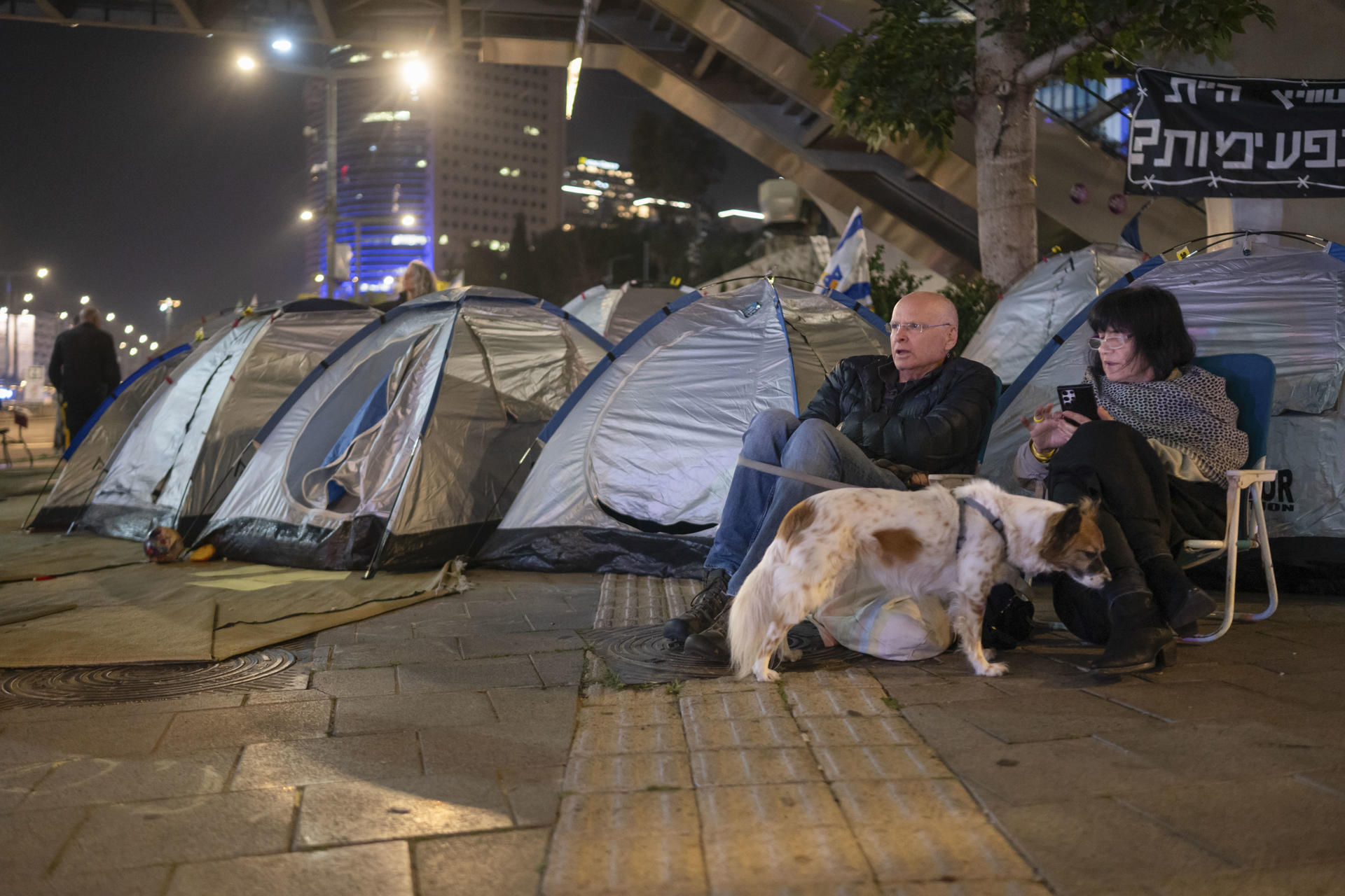 Cientos de manifestantes acampan junto a la sede del Ejército israelí en Tel Aviv, Israel, a tarde del 11 de marzo de 2025, mientras exigen un alto el fuego para continuar el intercambio de prisioneros con Hamás. EFE/ Magda Gibelli