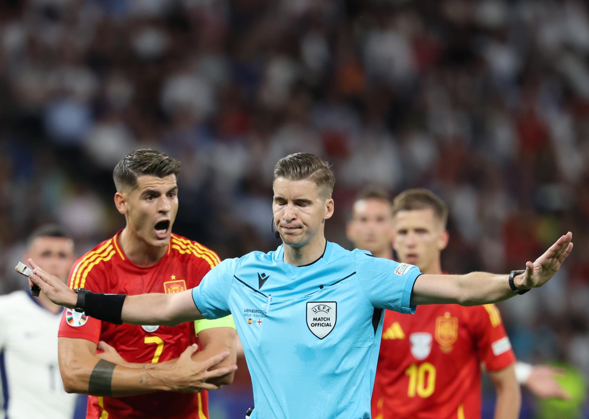 El árbitro Francois Letexier (C), durante la final Eurocopa 2024 que disputaron España e Inglaterra. EFE/EPA/FRIEDEMANN VOGEL