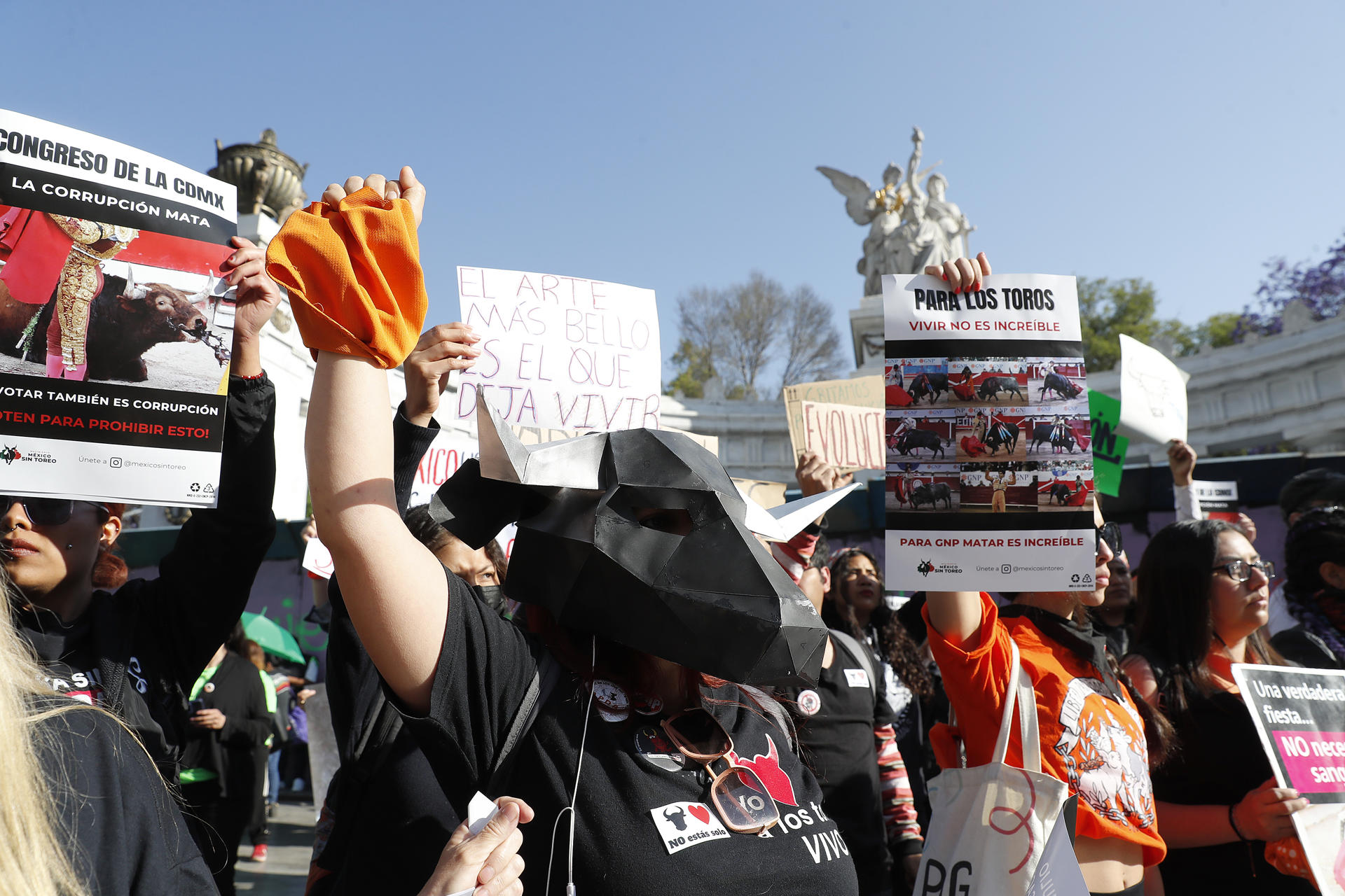 Personas sostienen carteles durante una manifestación en contra de las corridas de toros este martes, en Ciudad de México (México). EFE/ Mario Guzmán