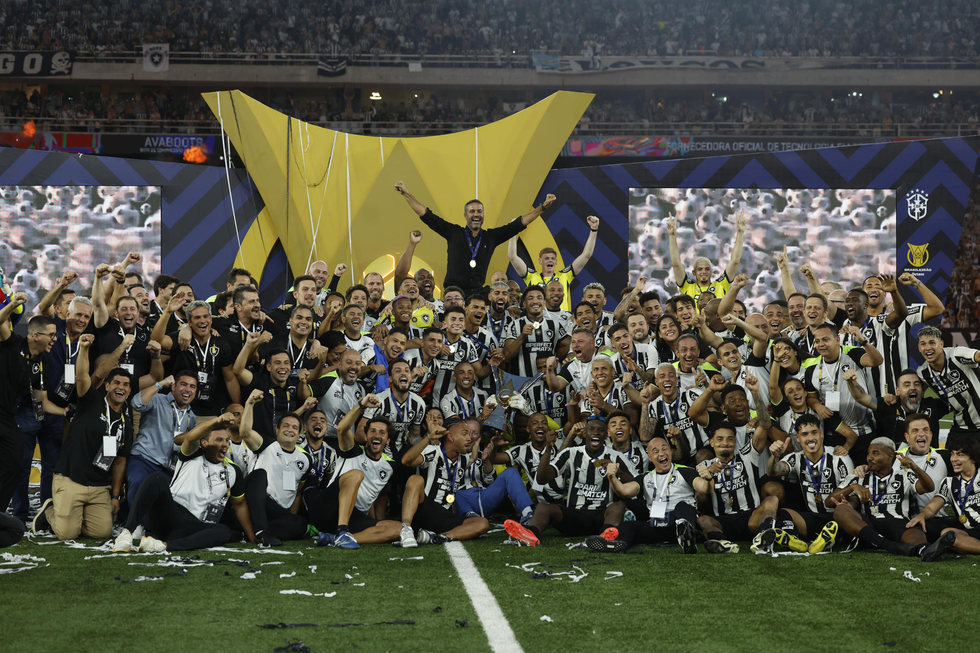 Los jugadores de Botafogo celebran al coronarse campeones del Brasileirao. FE/ Antonio Lacerda
