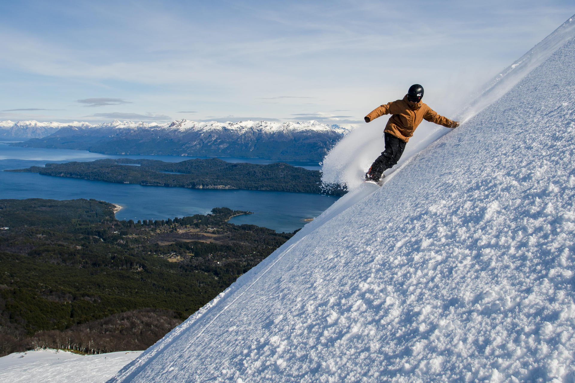 Fotografía cedida por Visit Argentina sin fecha de toma de un hombre practicando Snowboarding en el cerro de Bayo en la provincia de Neuquén (Argentina). EFE/ Visit Argentina SOLO USO EDITORIAL/SOLO DISPONIBLE PARA ILUSTRAR LA NOTICIA QUE ACOMPAÑA (CRÉDITO OBLIGATORIO)