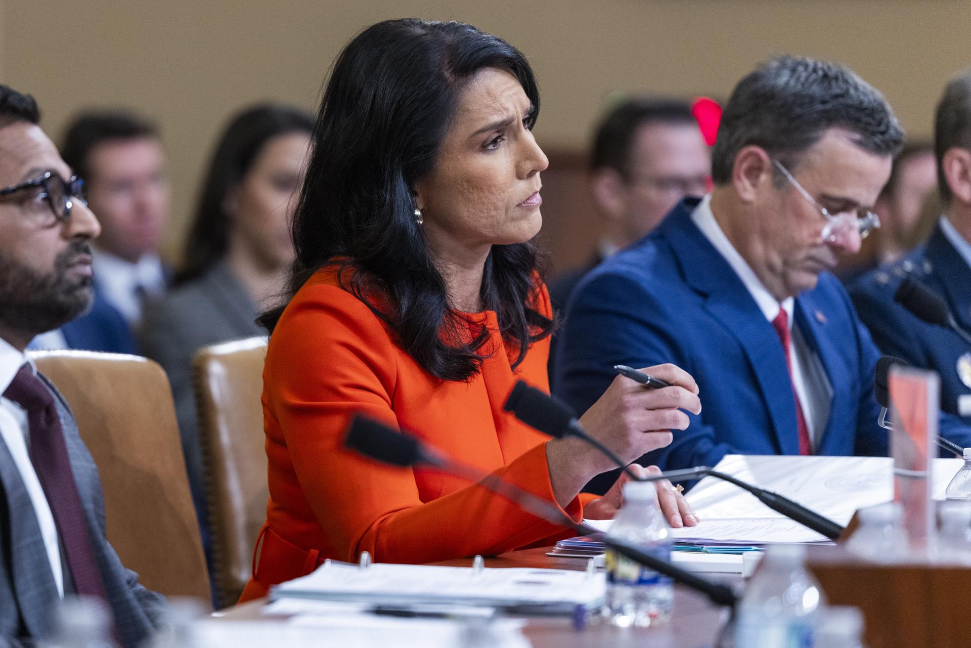 La Directora de Inteligencia Nacional, Tulsi Gabbard (c), testifica durante la audiencia del Comité de Inteligencia de la Cámara sobre 'La Evaluación Anual de Amenazas Globales' en Capitol Hill en Washington, DC, EE. UU., el 26 de marzo de 2025. EFE/ESHAWN THEW