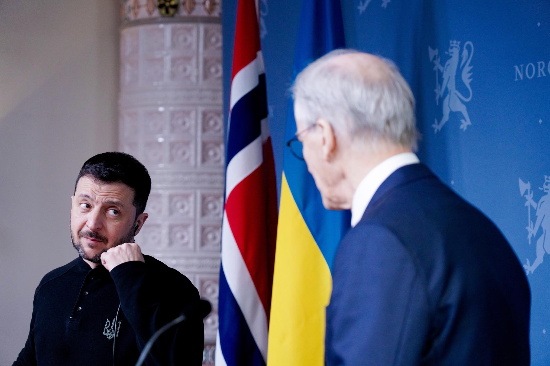 El Primer Ministro de Noruega, Jonas Gahr Støre (D), y el Presidente de Ucrania, Volodymyr Zelensky (I), asisten a una conferencia de prensa en Oslo, Noruega, el 20 de marzo de 2025. (Noruega, Ucrania) EFE/EPA/OLE BERG-RUSTEN NORUEGA FUERA
